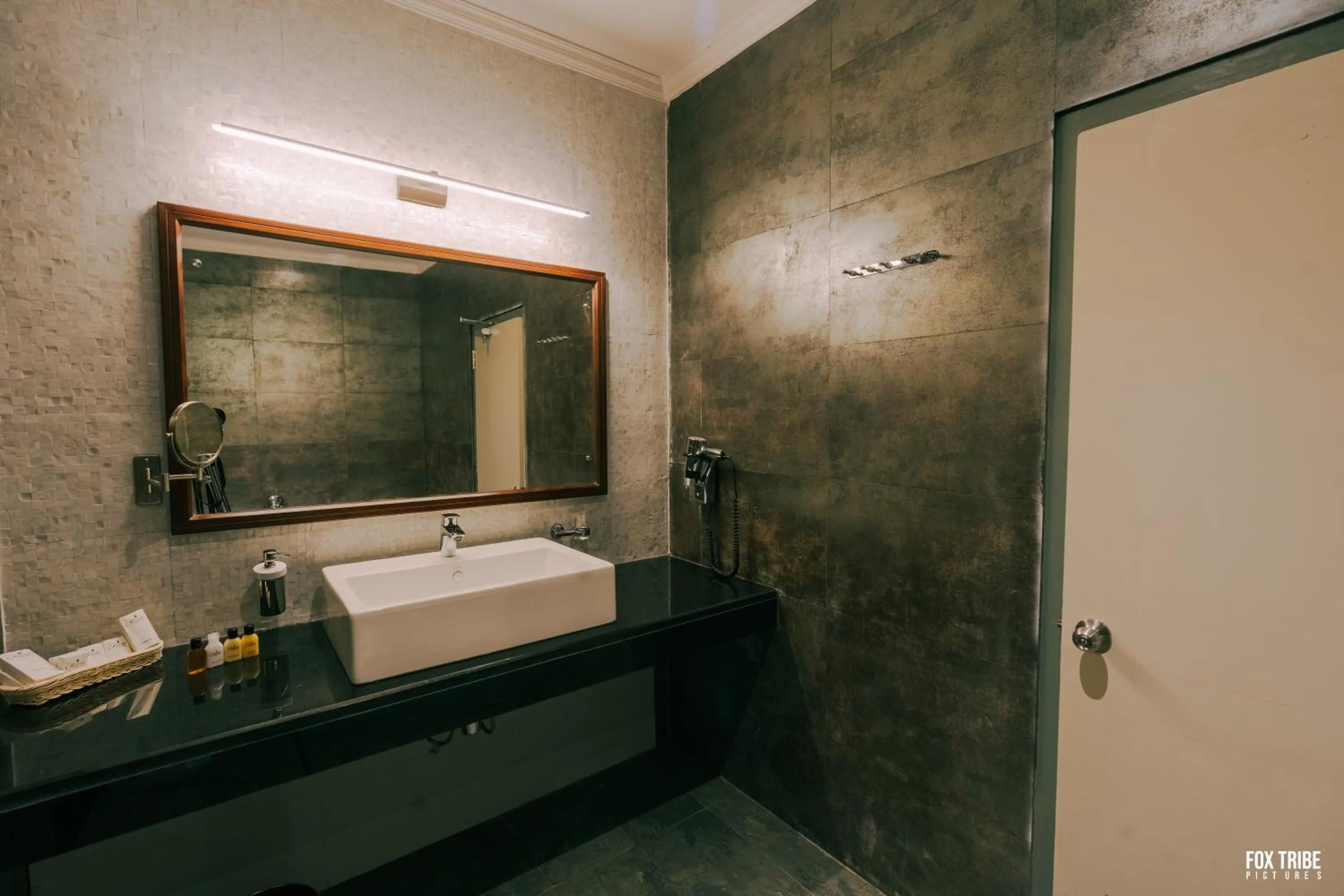 Earl's Regent Negombo "Golden Shore at Your Door - Find Your Dream Stay"