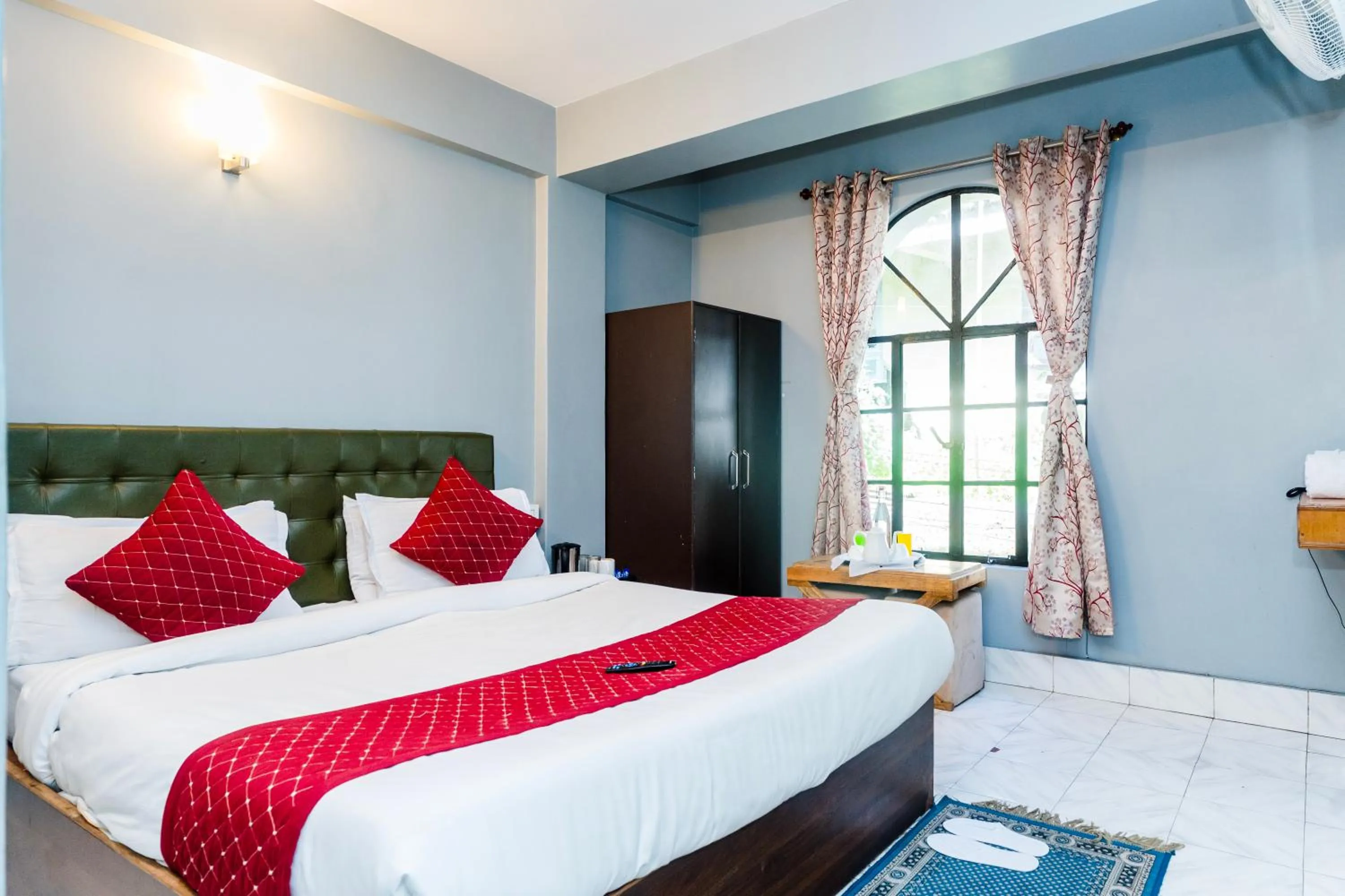 Bed in Sparrow Juniper Tree 2 min walk To Mg Marg