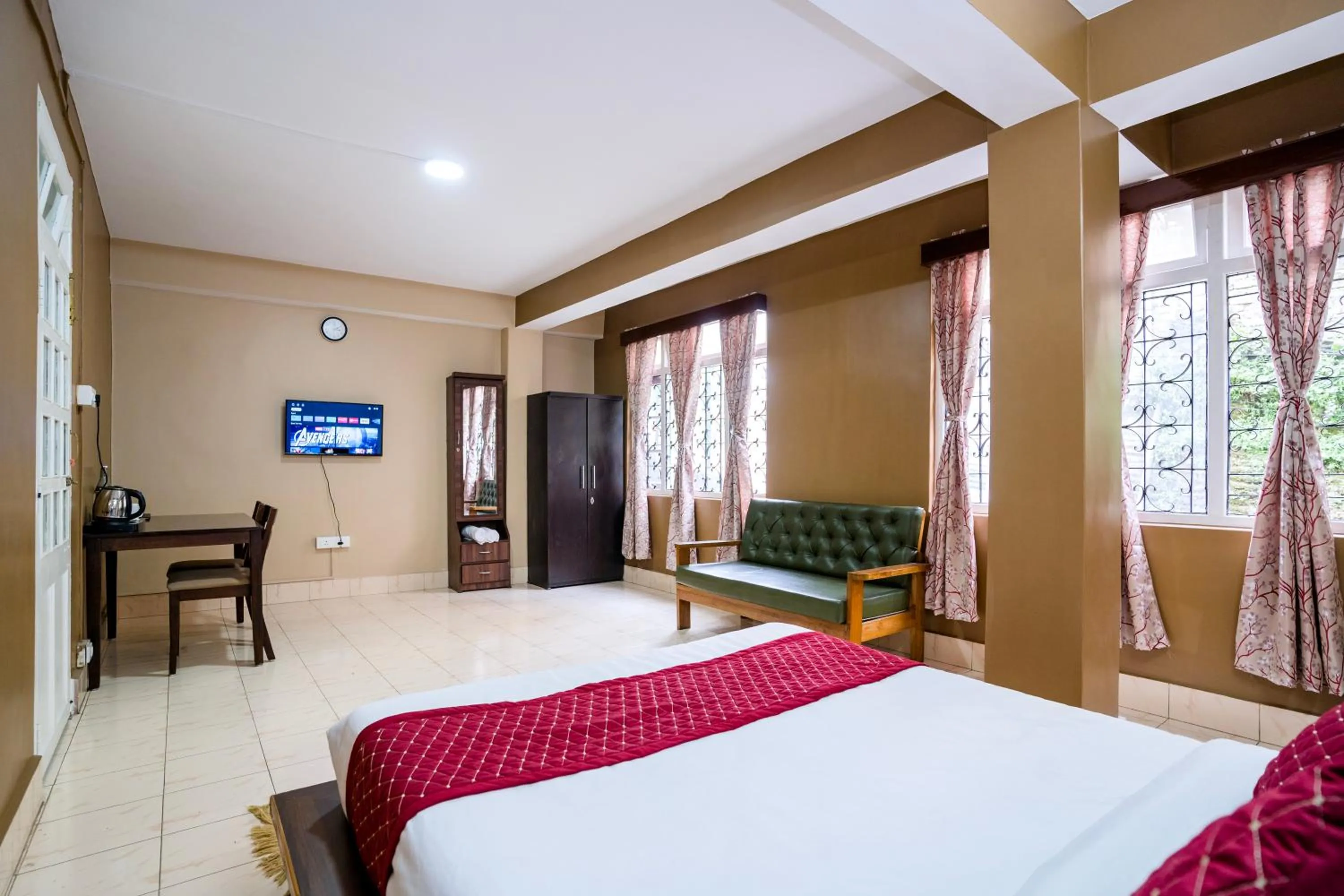 Bed in Sparrow Juniper Tree 2 min walk To Mg Marg