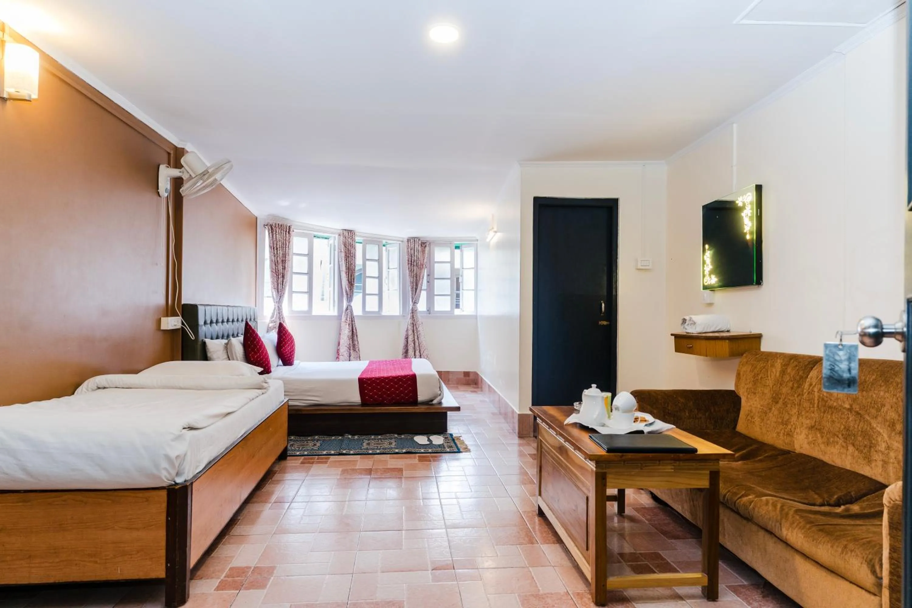 Bed in Sparrow Juniper Tree 2 min walk To Mg Marg