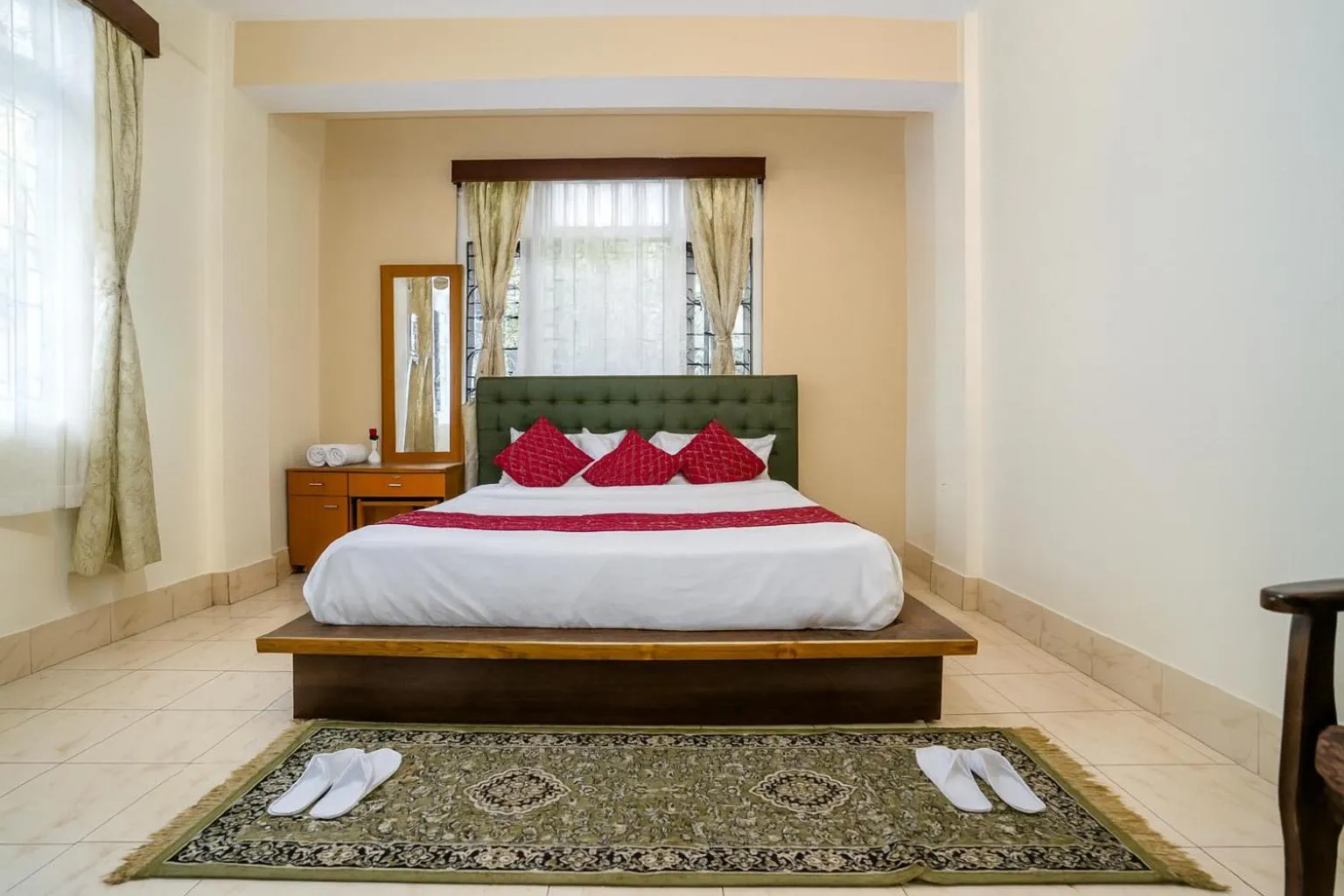 Bed in Sparrow Juniper Tree 2 min walk To Mg Marg