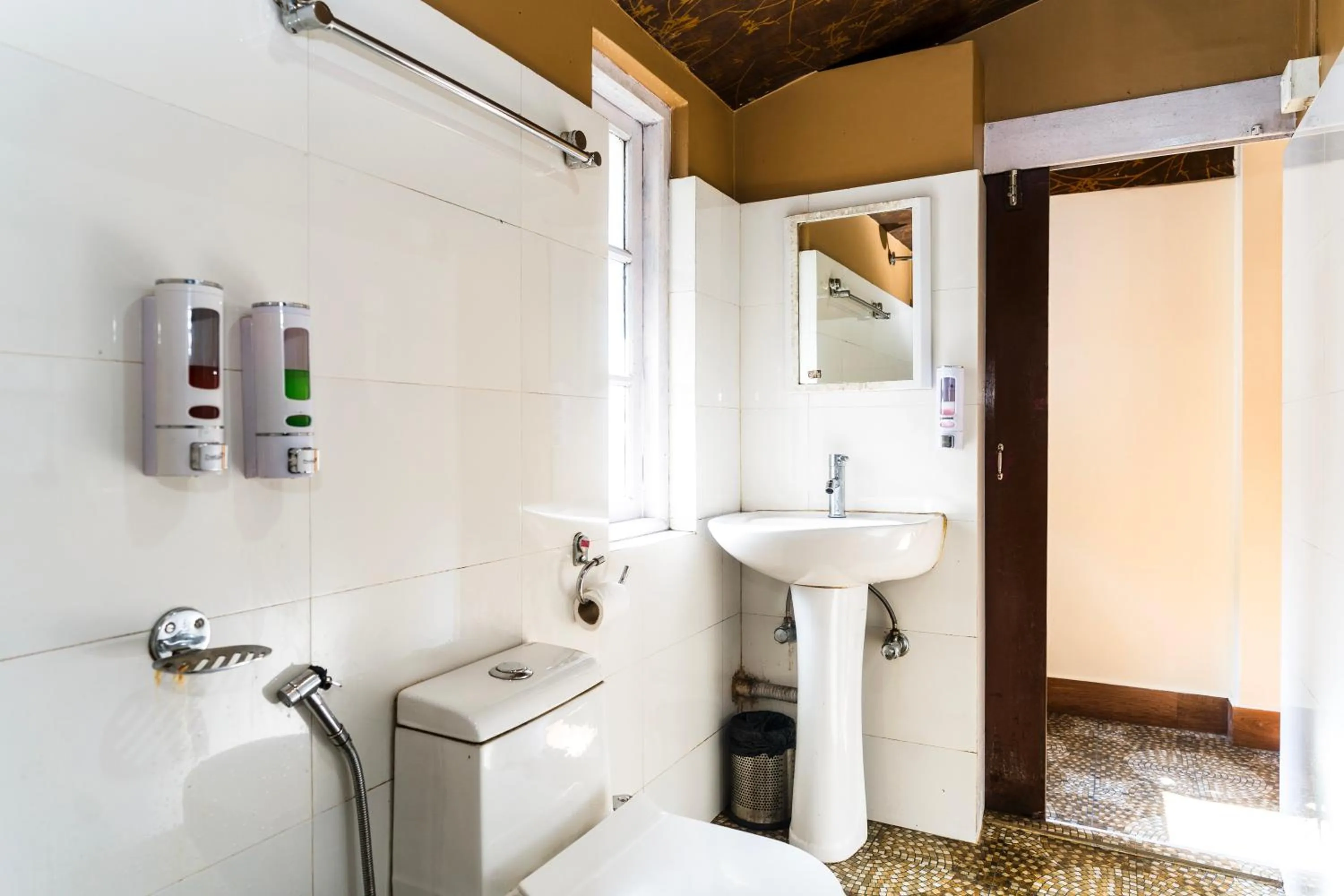 Shower in Sparrow Juniper Tree 2 min walk To Mg Marg