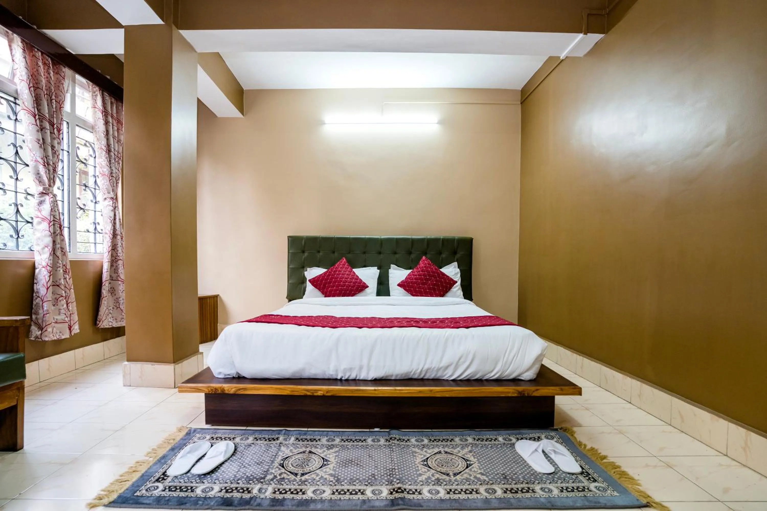 Bed in Sparrow Juniper Tree 2 min walk To Mg Marg