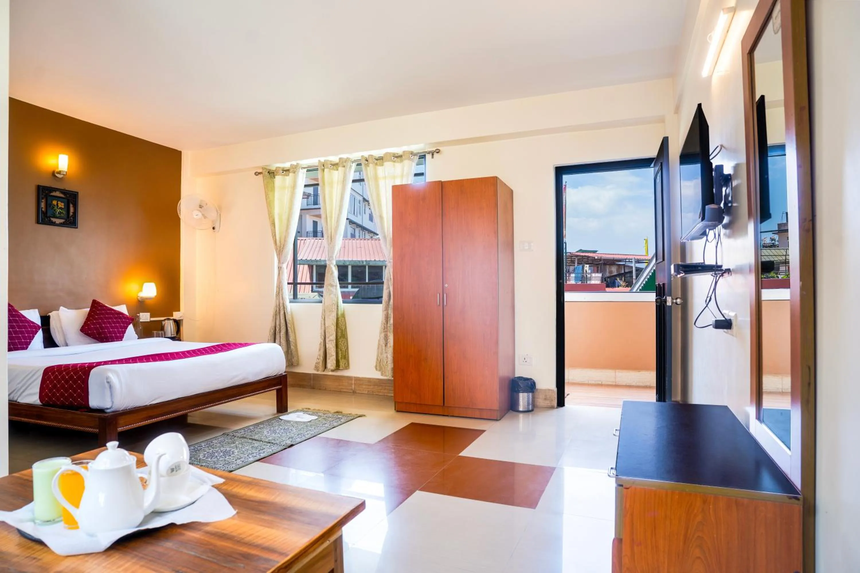 Communal lounge/ TV room, Bed in Sparrow Juniper Tree 2 min walk To Mg Marg