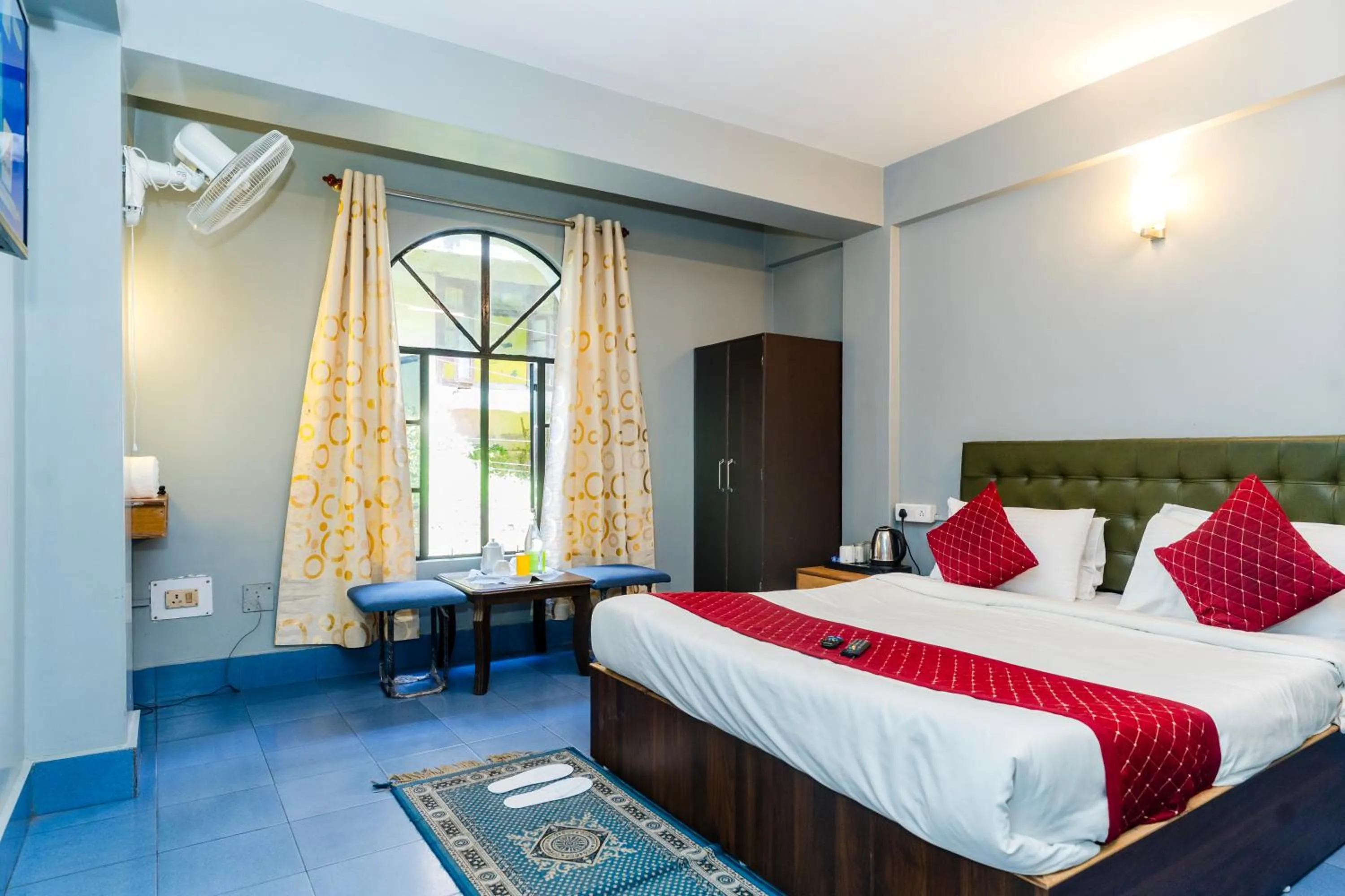 Bed in Sparrow Juniper Tree 2 min walk To Mg Marg