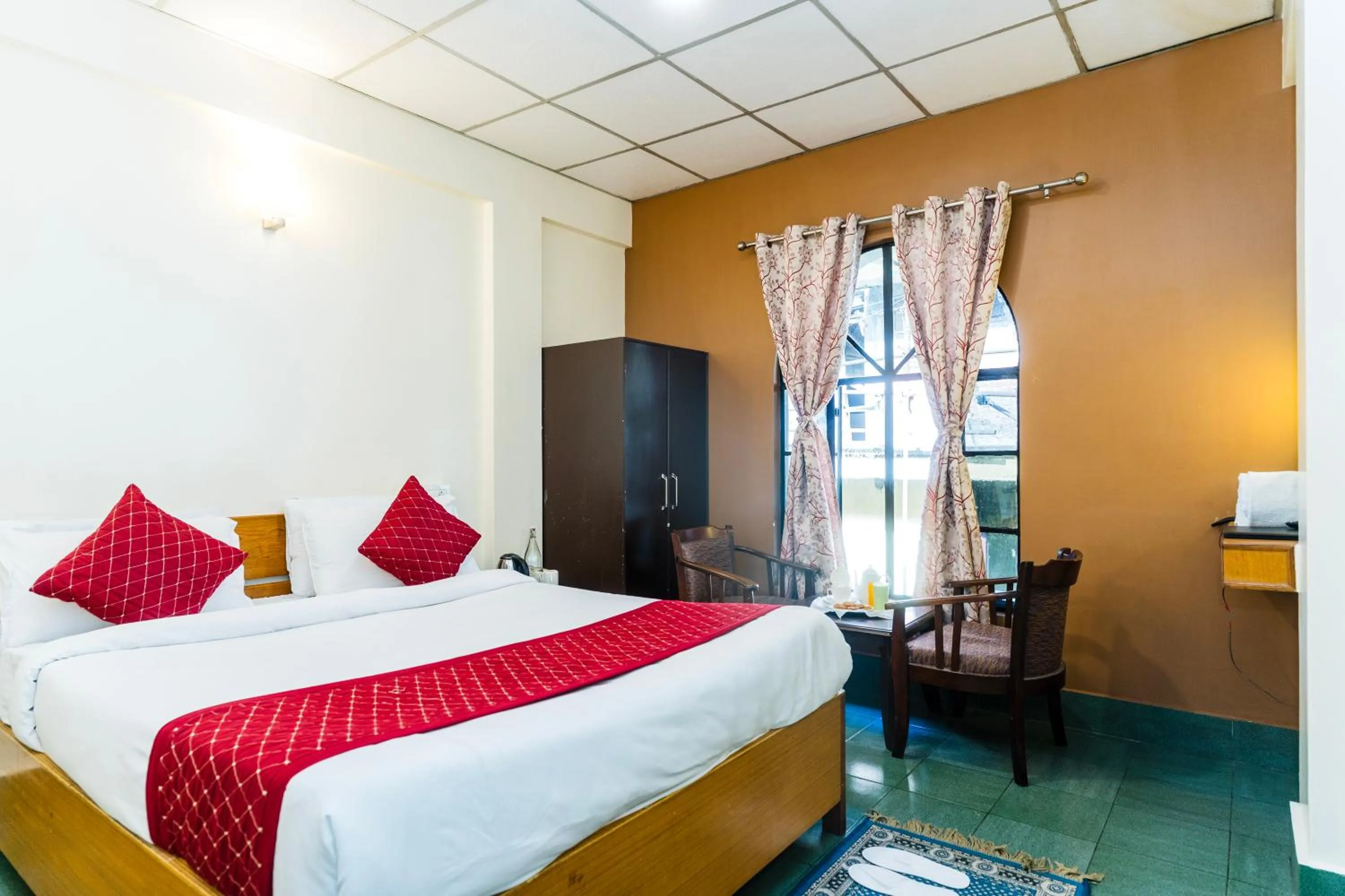 Bed in Sparrow Juniper Tree 2 min walk To Mg Marg