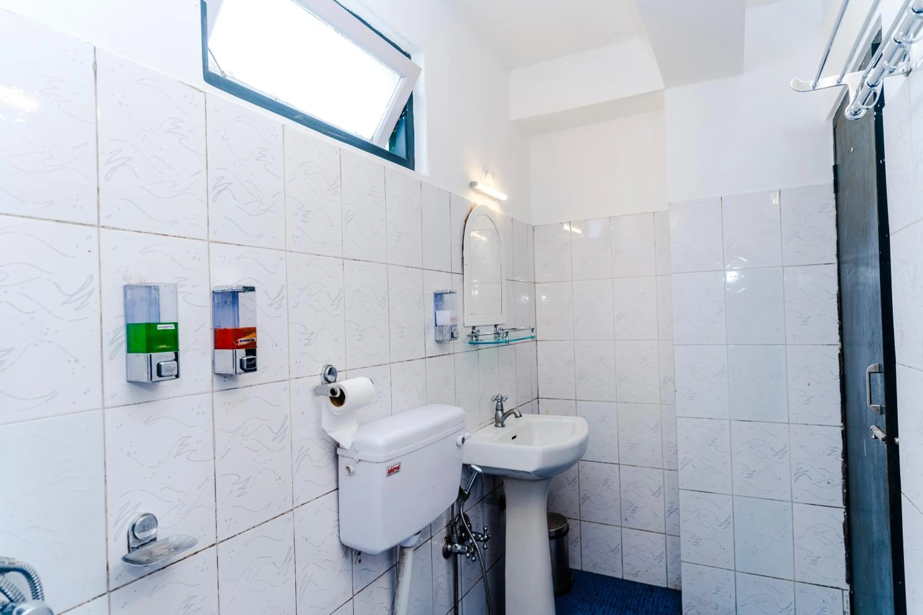 Shower in Sparrow Juniper Tree 2 min walk To Mg Marg