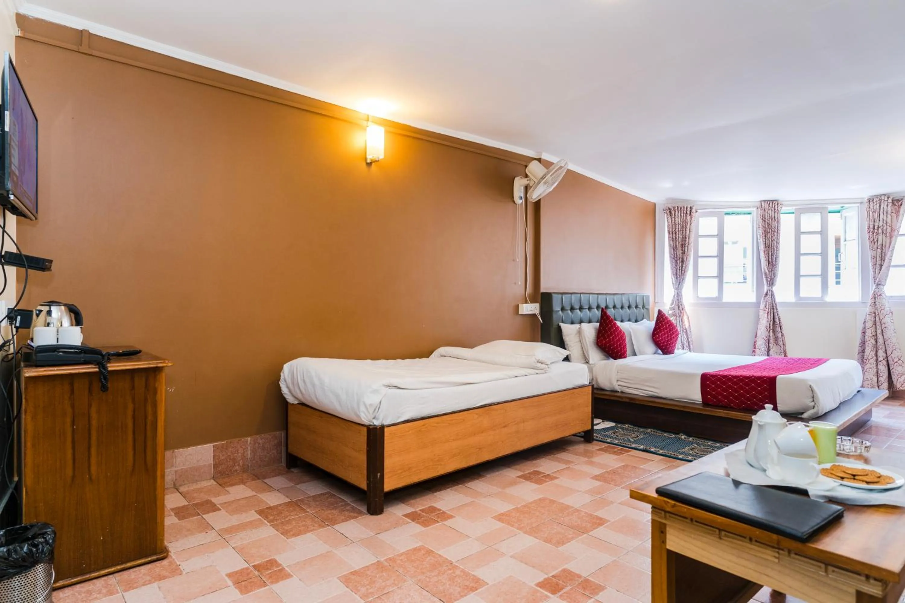 Bed in Sparrow Juniper Tree 2 min walk To Mg Marg