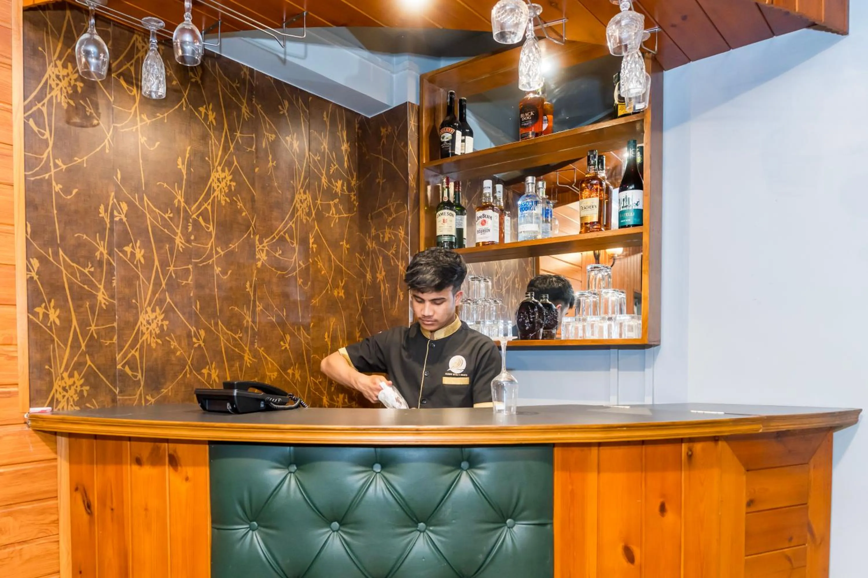 People in Sparrow Juniper Tree 2 min walk To Mg Marg