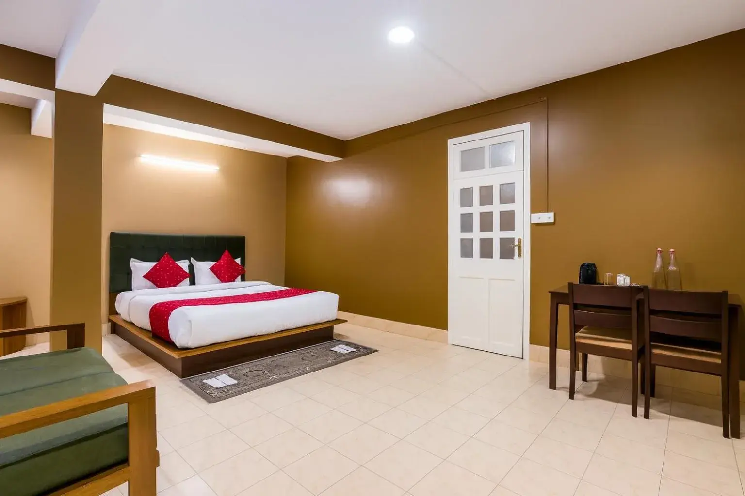 Bed in Sparrow Juniper Tree 2 min walk To Mg Marg Bed in Sparrow Juniper Tree 2 min walk To Mg Marg