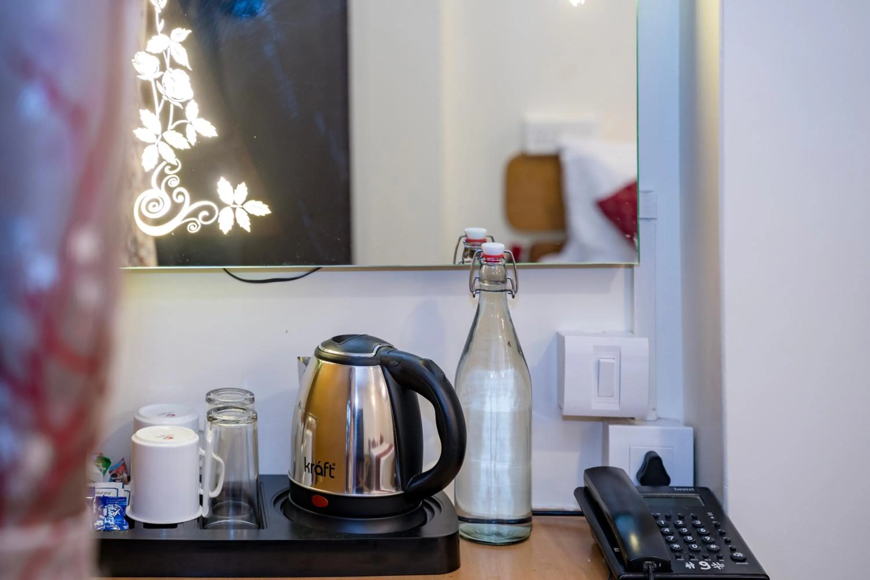 Coffee/tea facilities in Sparrow Juniper Tree 2 min walk To Mg Marg