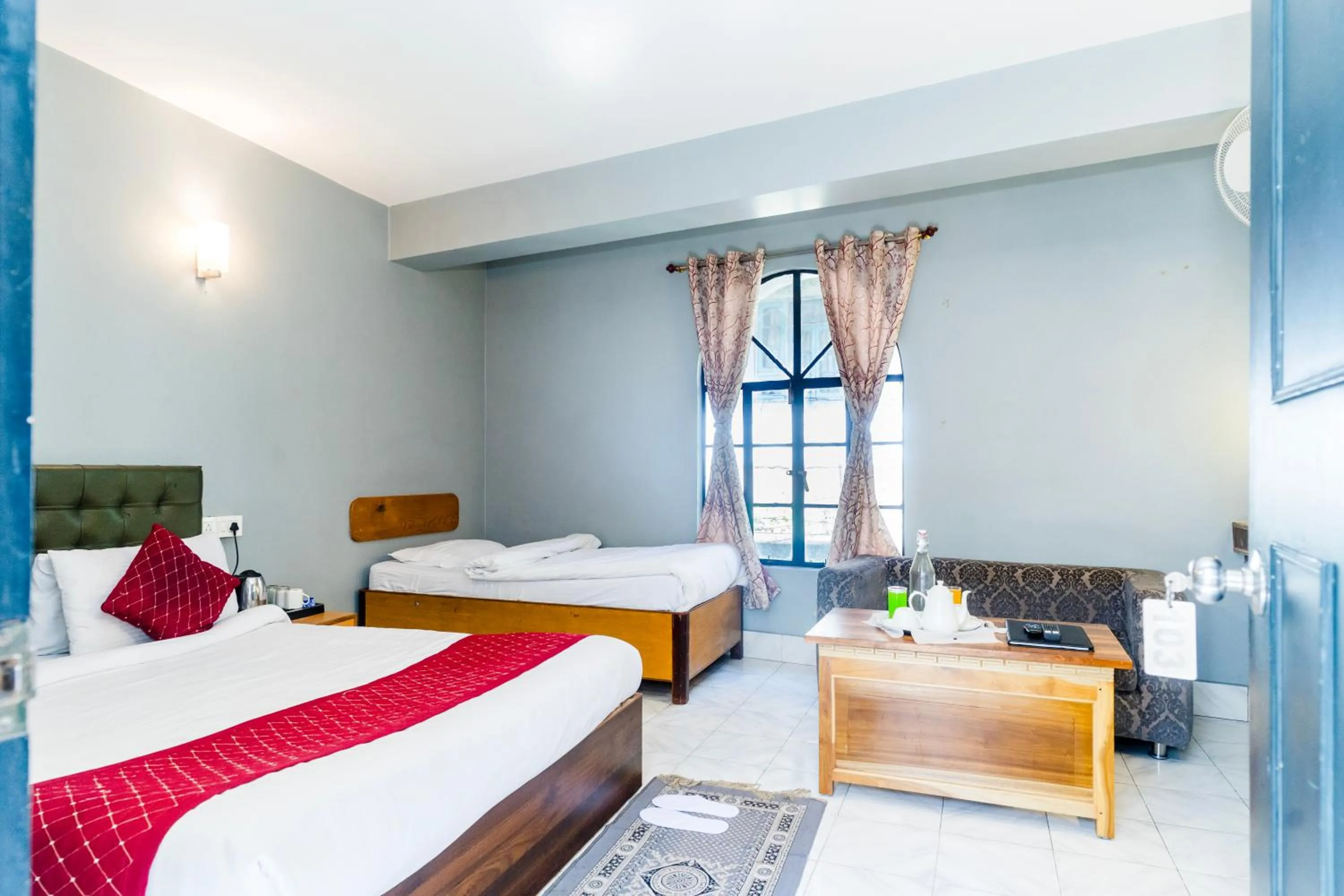 Bed in Sparrow Juniper Tree 2 min walk To Mg Marg