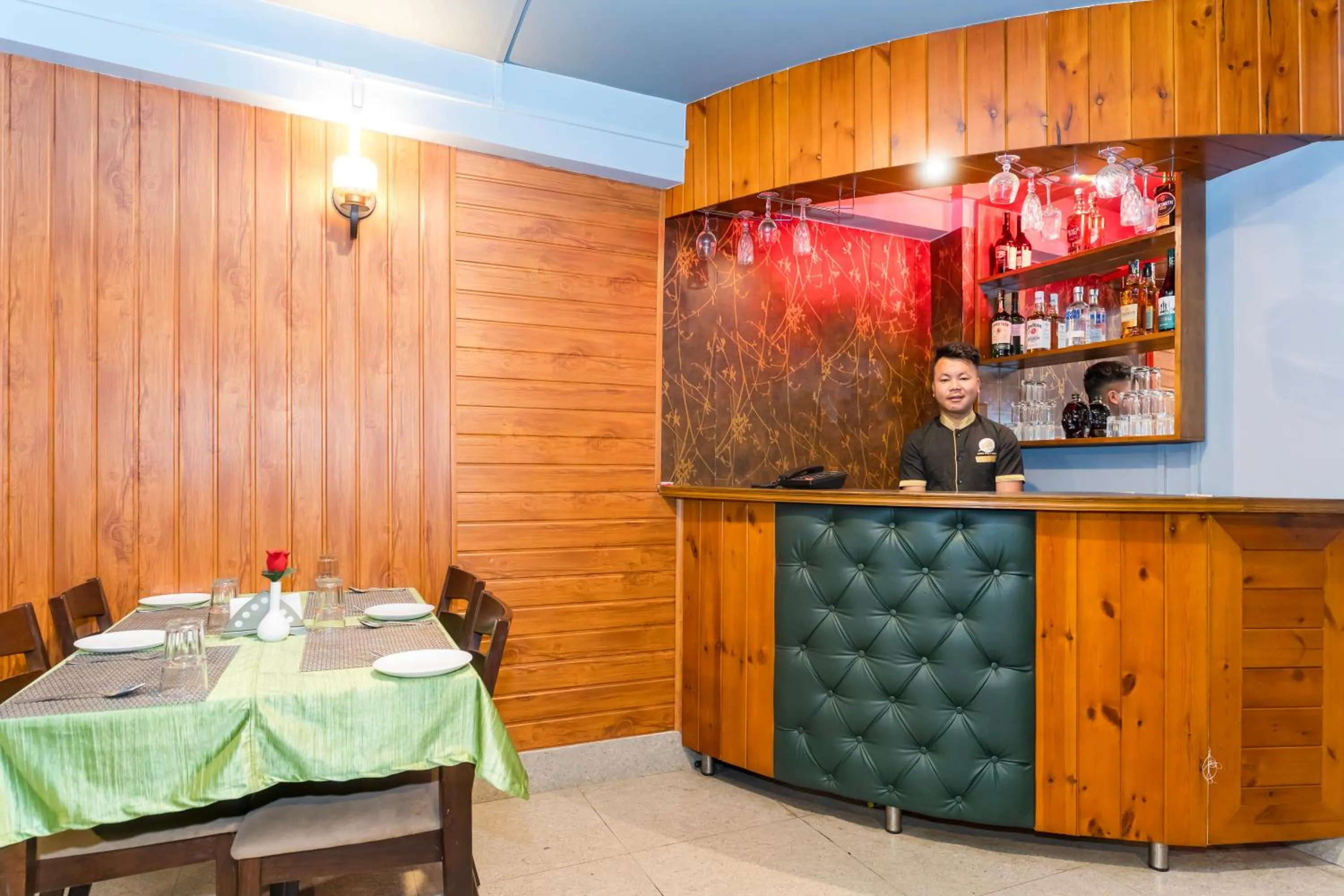 Lounge or bar in Sparrow Juniper Tree 2 min walk To Mg Marg