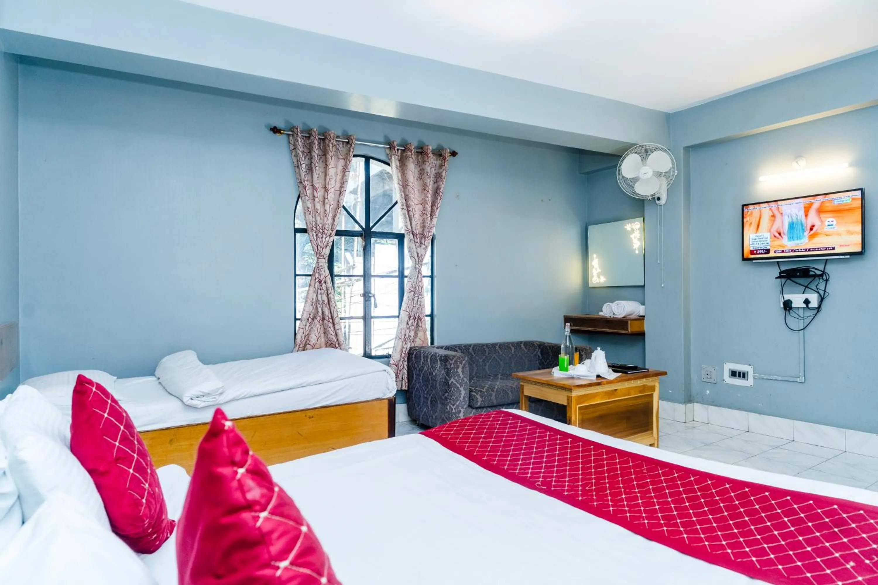 Communal lounge/ TV room, Bed in Sparrow Juniper Tree 2 min walk To Mg Marg