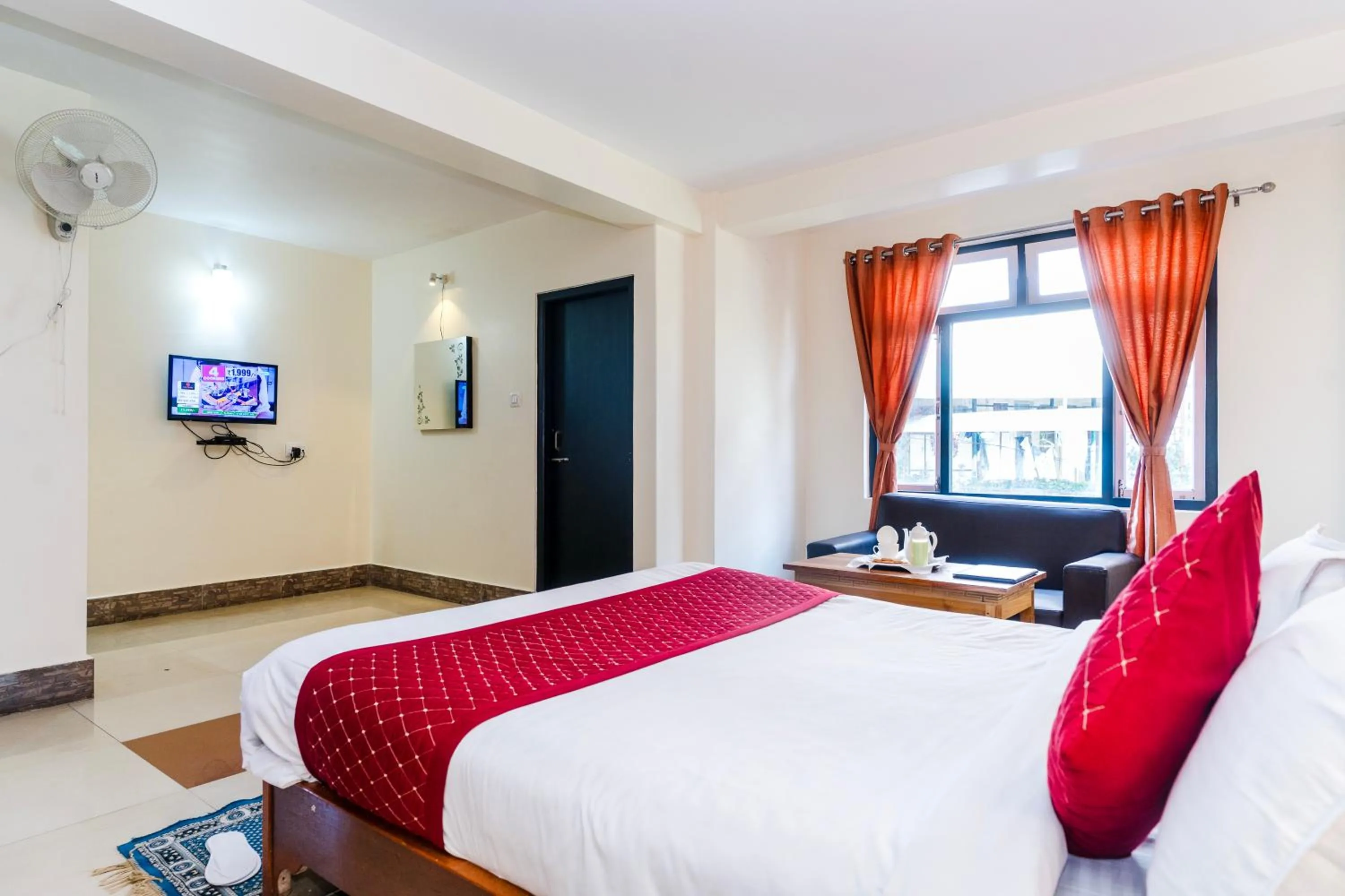 Communal lounge/ TV room, Bed in Sparrow Juniper Tree 2 min walk To Mg Marg