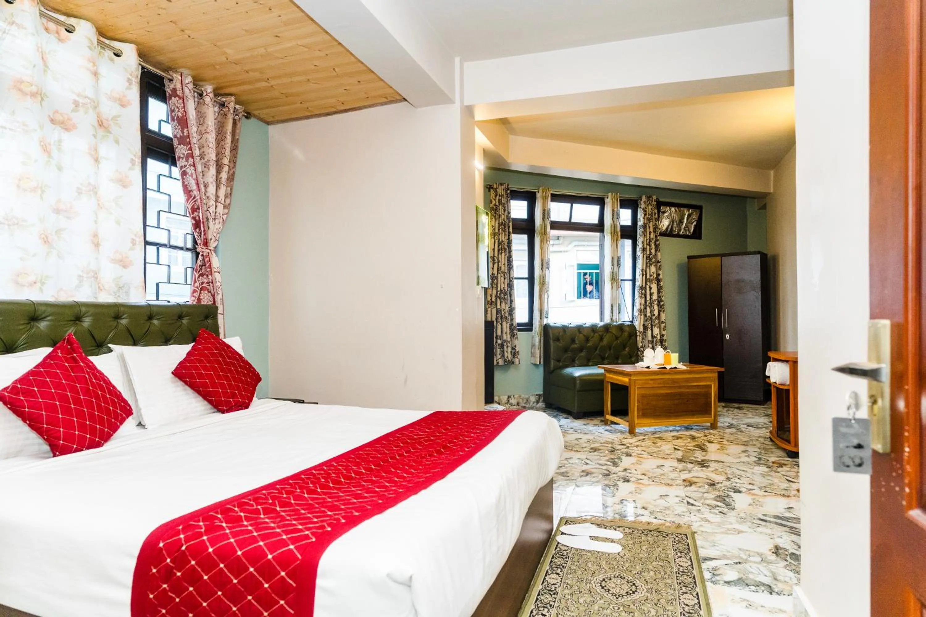 Bed in Sparrow Juniper Tree 2 min walk To Mg Marg