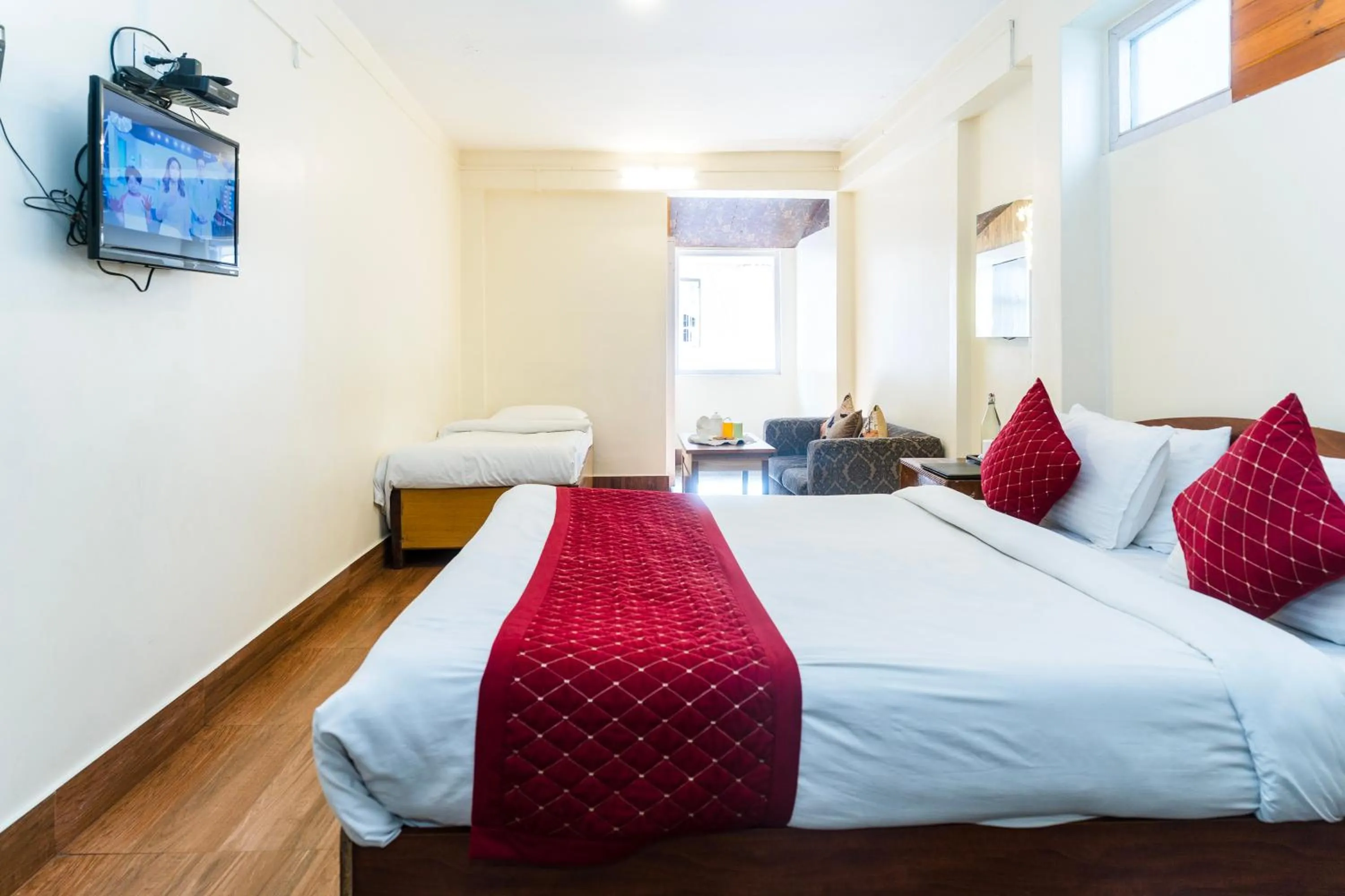 Bed in Sparrow Juniper Tree 2 min walk To Mg Marg