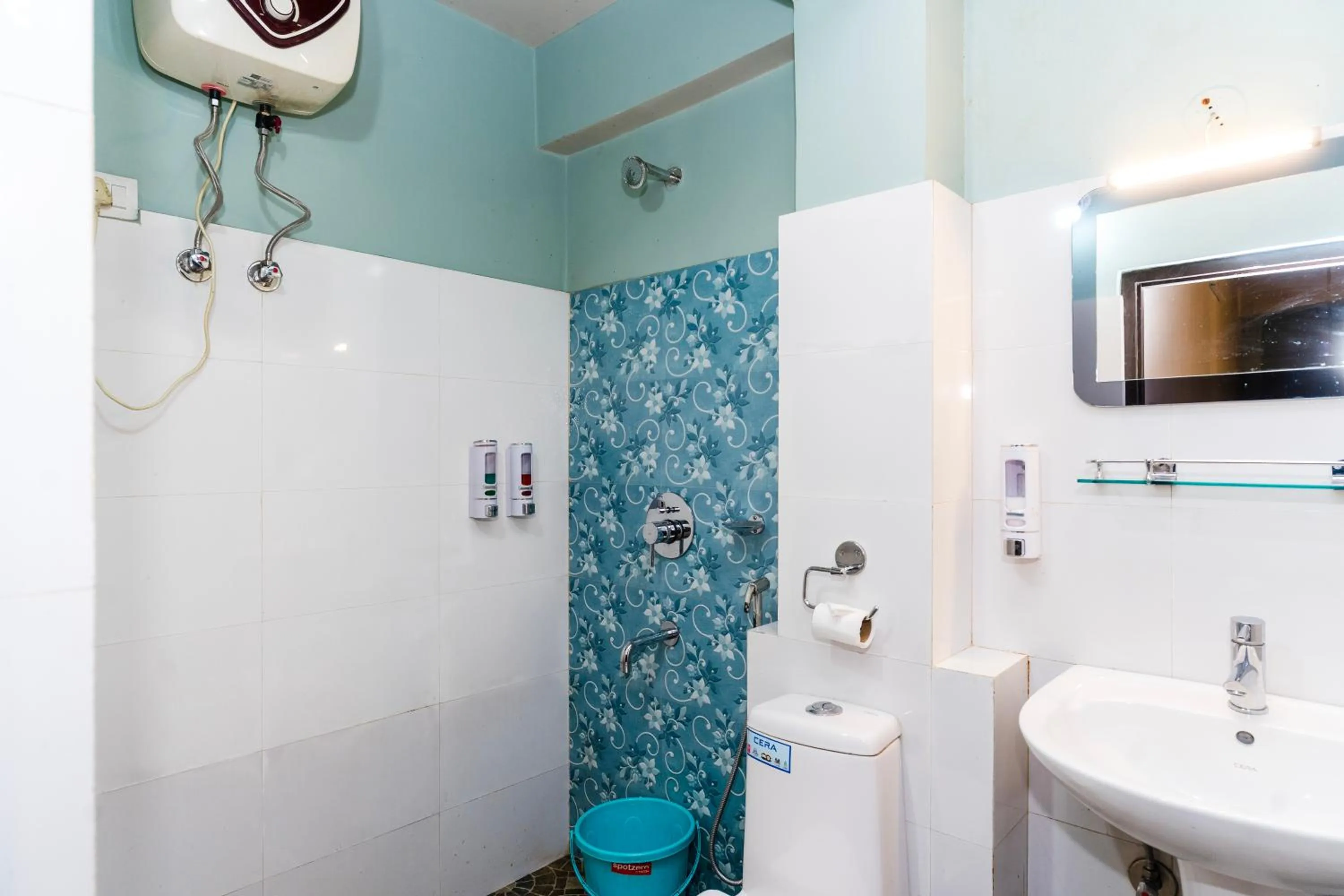 Shower in Sparrow Juniper Tree 2 min walk To Mg Marg