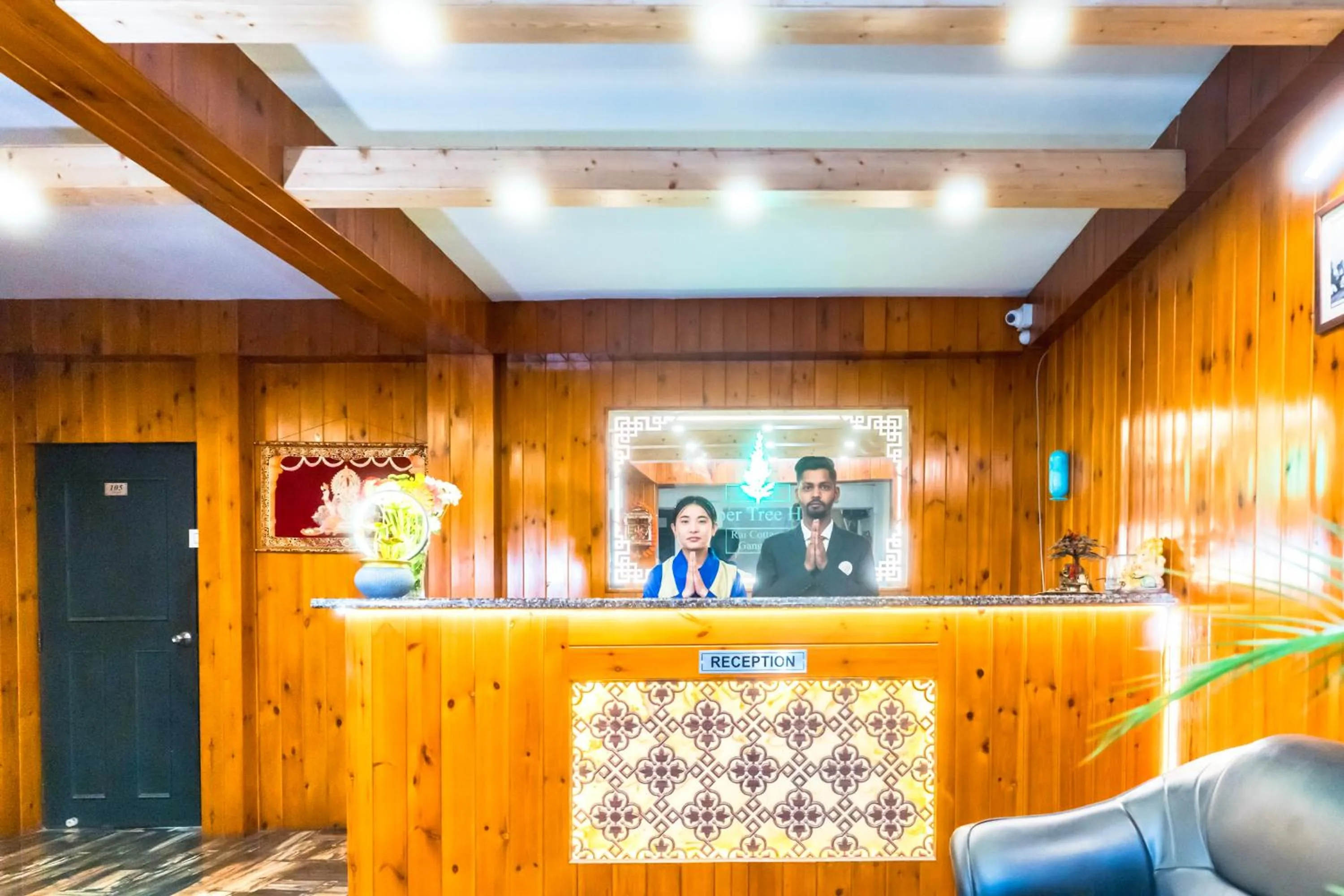 Staff in Sparrow Juniper Tree 2 min walk To Mg Marg