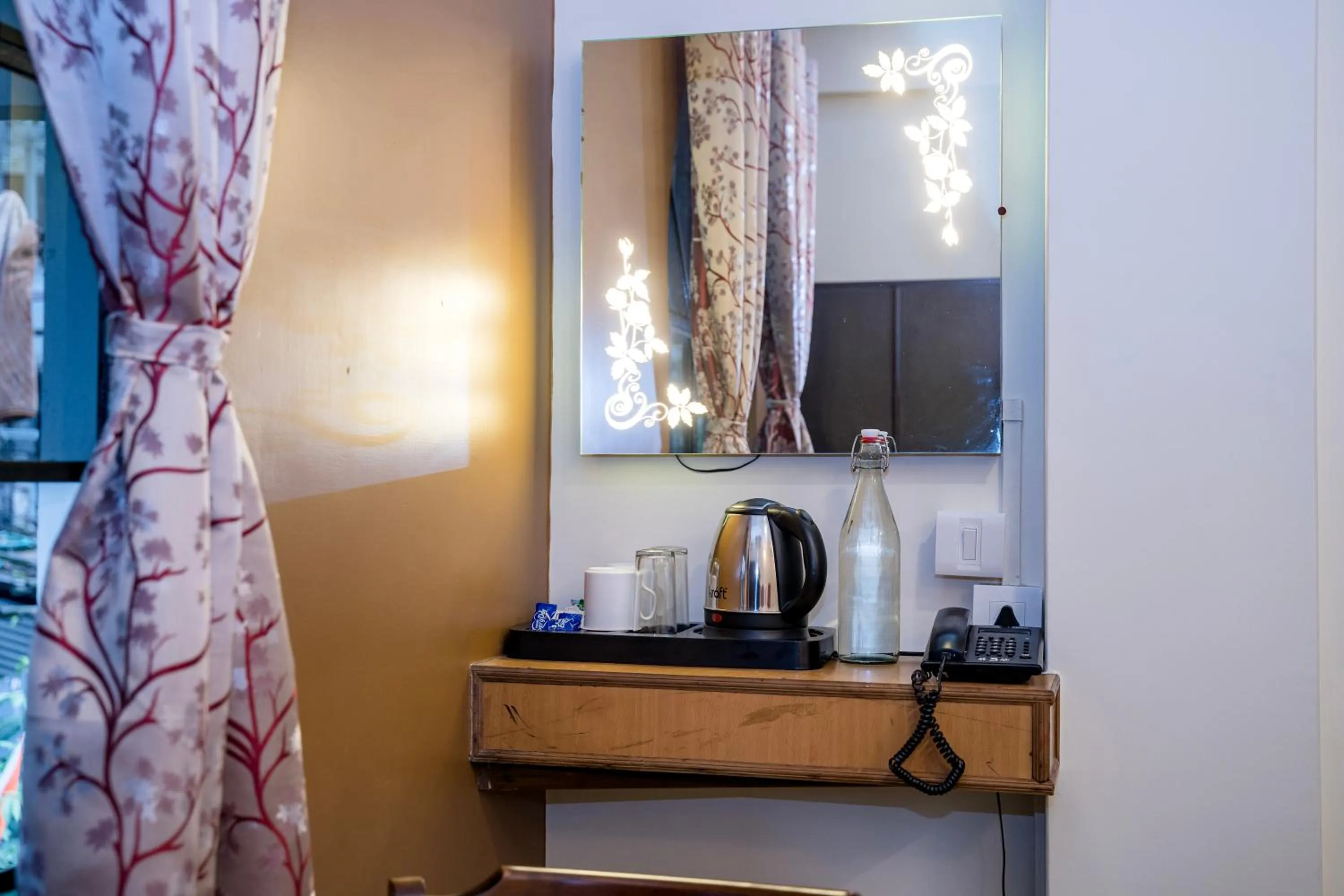 Coffee/tea facilities in Sparrow Juniper Tree 2 min walk To Mg Marg