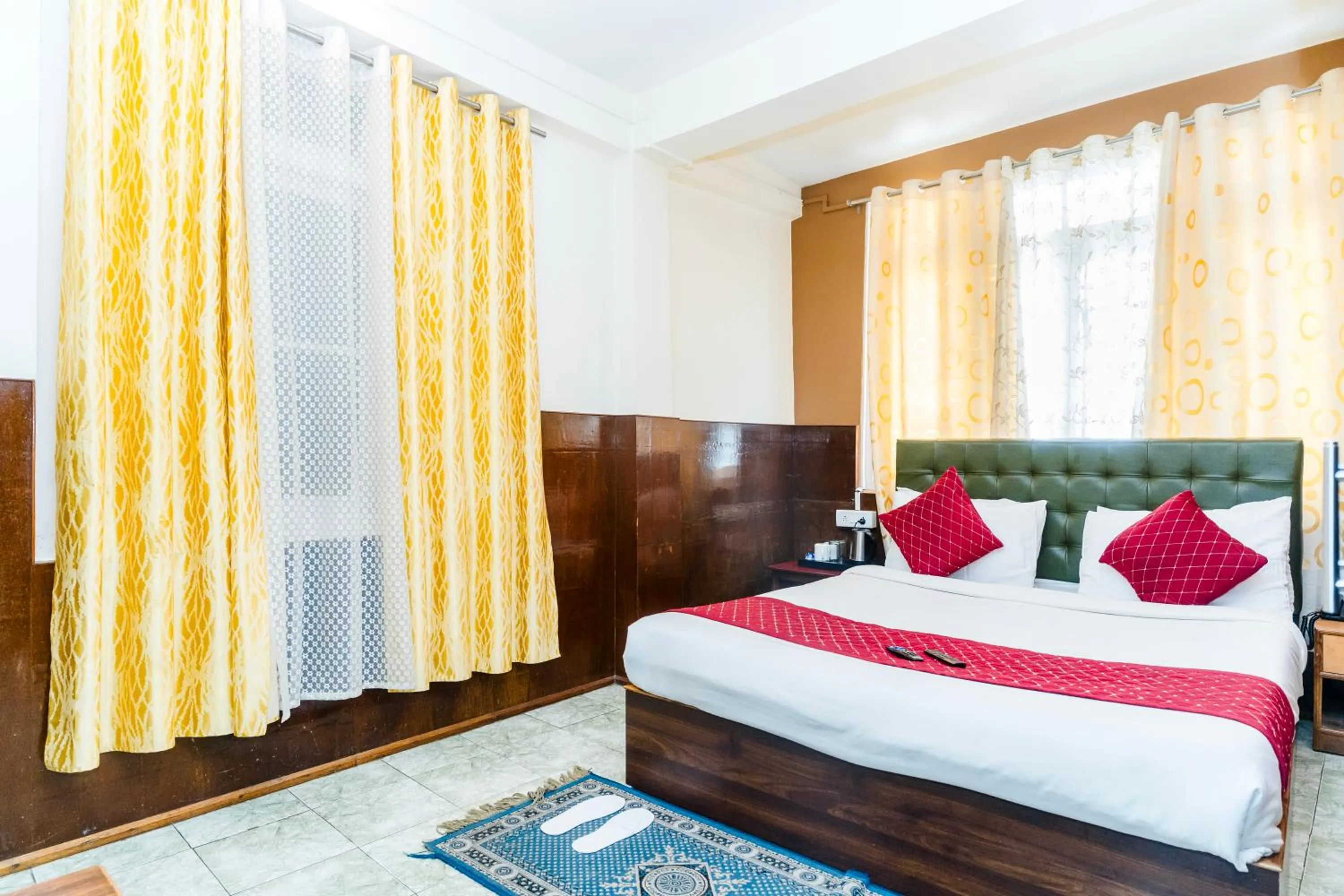 Bed in Sparrow Juniper Tree 2 min walk To Mg Marg