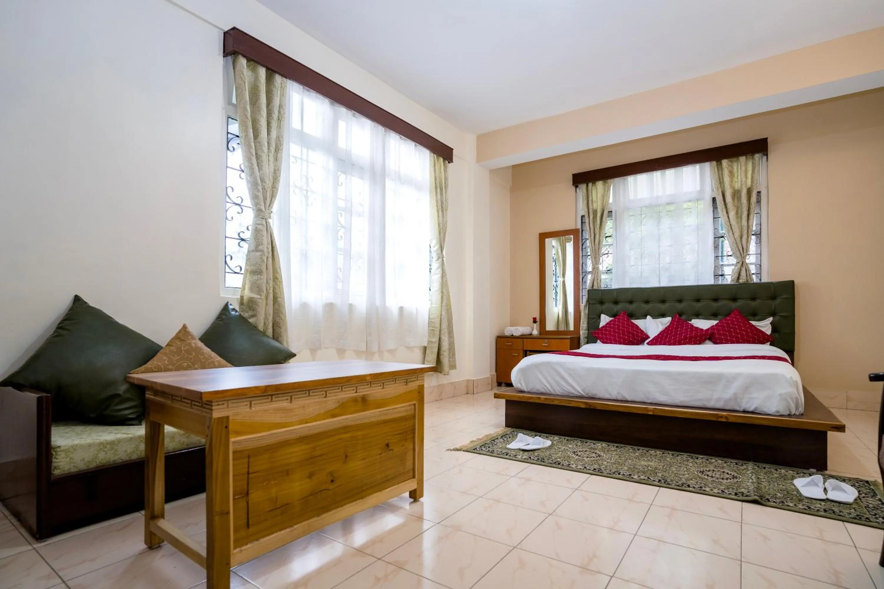 Bed in Sparrow Juniper Tree 2 min walk To Mg Marg