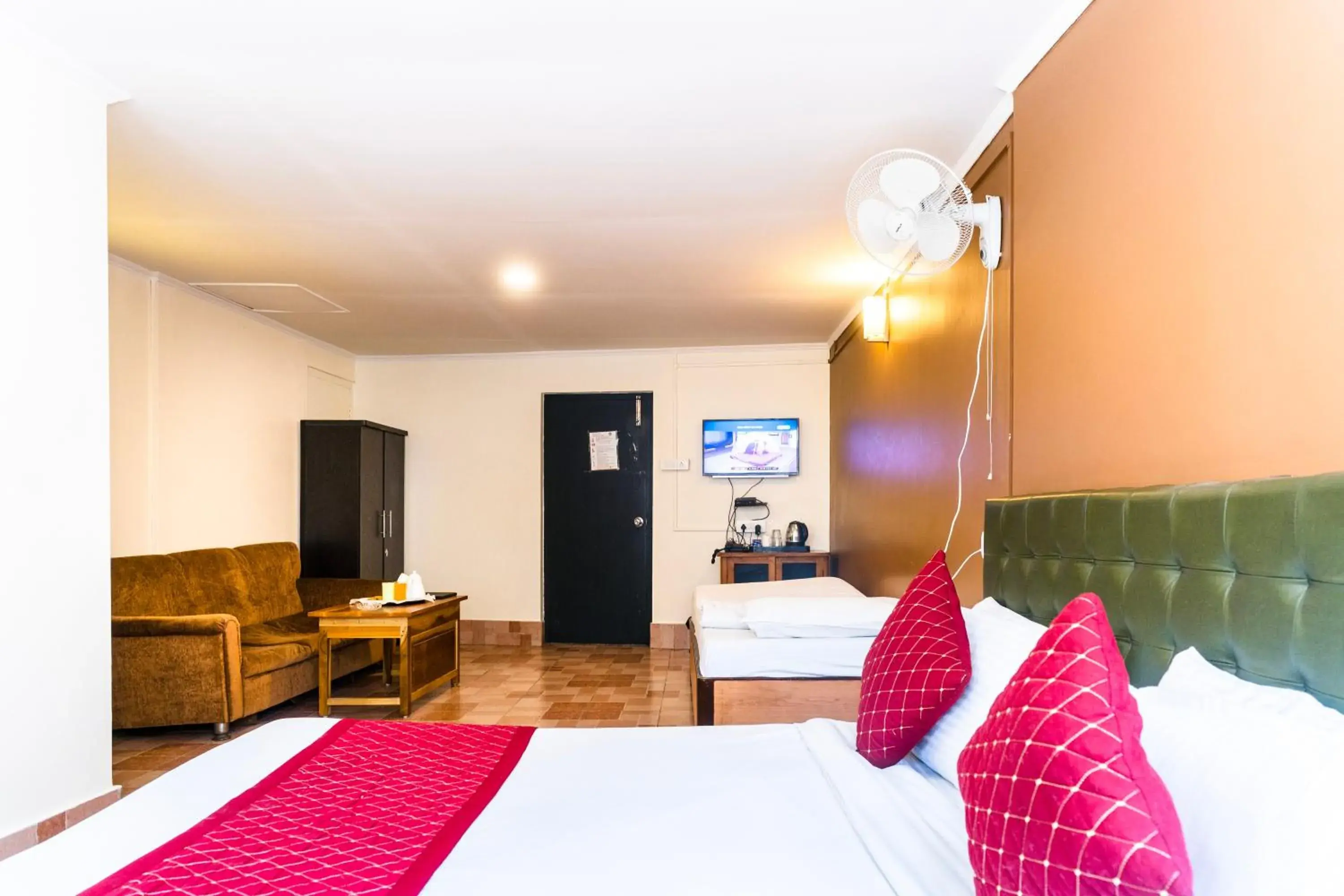 Bed in Sparrow Juniper Tree 2 min walk To Mg Marg Bed in Sparrow Juniper Tree 2 min walk To Mg Marg