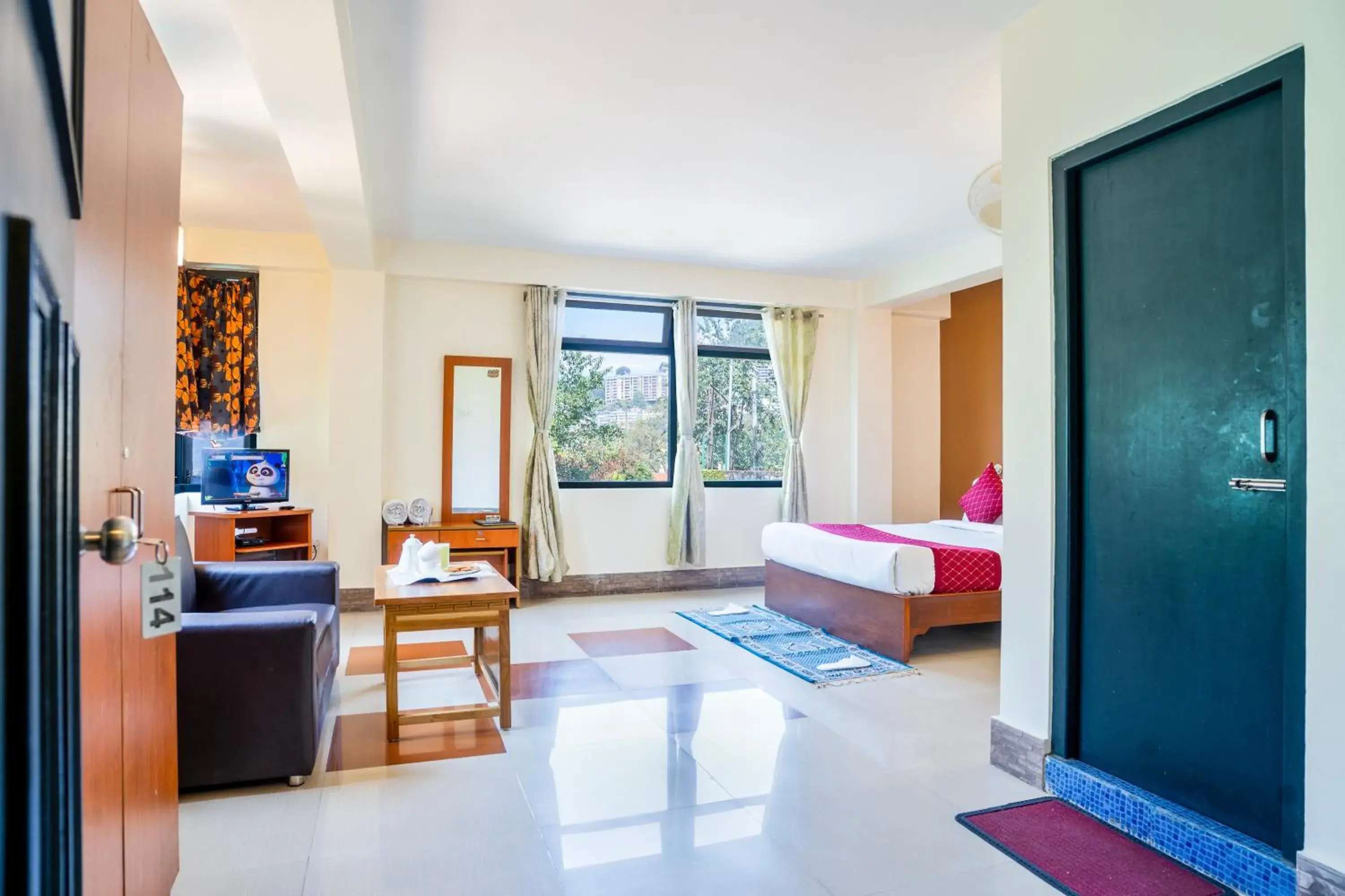 Bed in Sparrow Juniper Tree 2 min walk To Mg Marg Bed in Sparrow Juniper Tree 2 min walk To Mg Marg