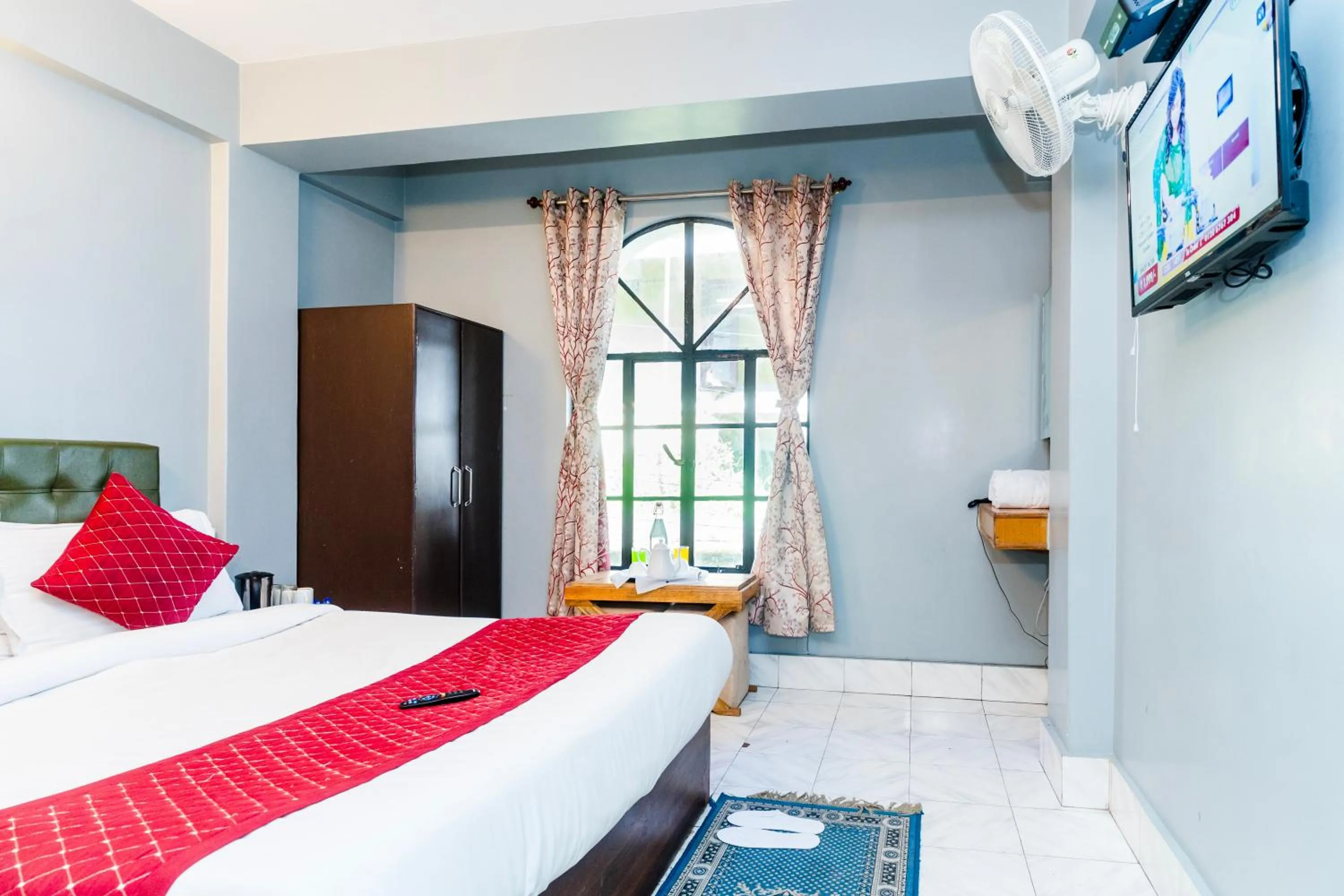 Communal lounge/ TV room, Bed in Sparrow Juniper Tree 2 min walk To Mg Marg