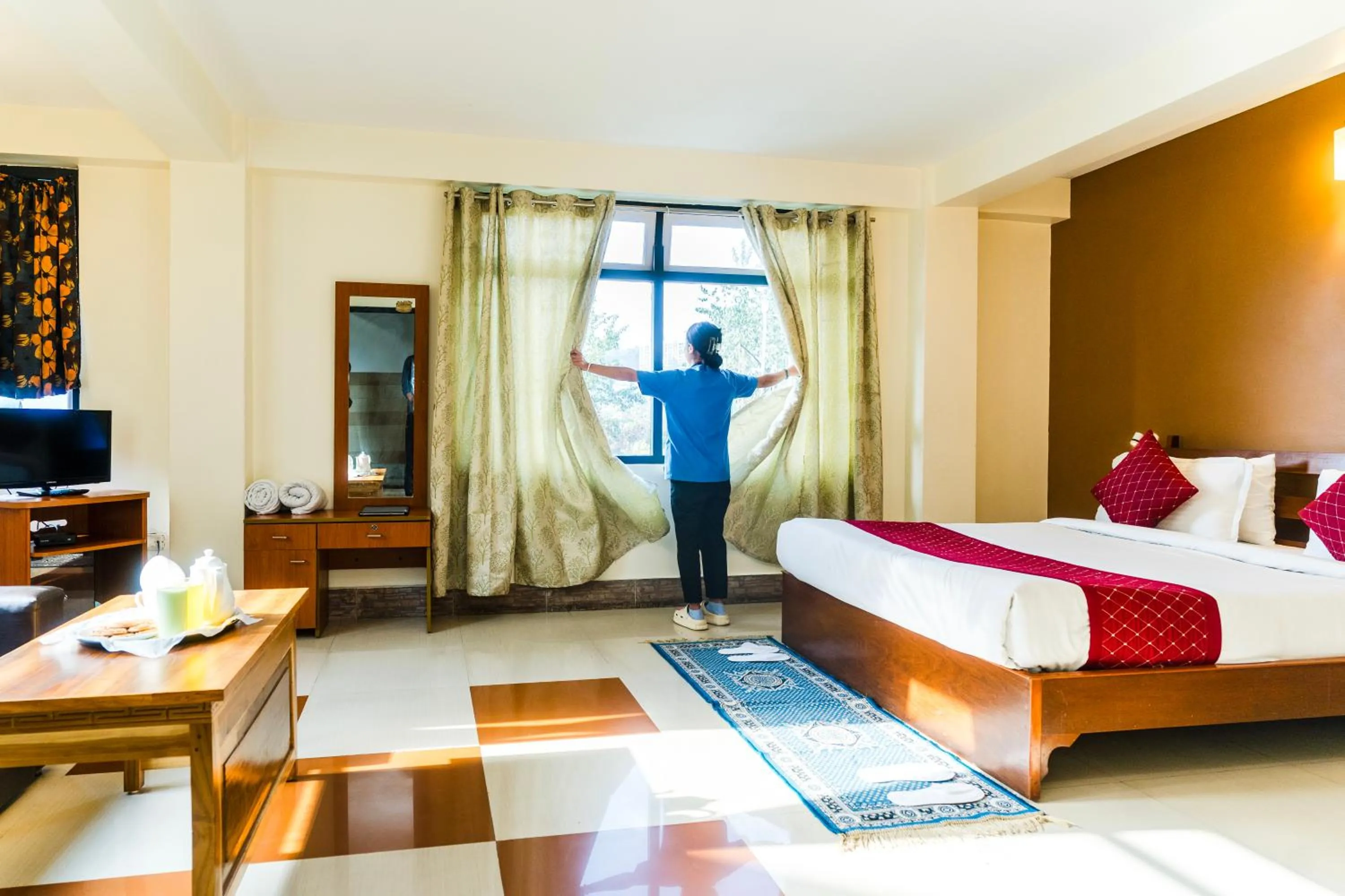 Communal lounge/ TV room, Bed in Sparrow Juniper Tree 2 min walk To Mg Marg