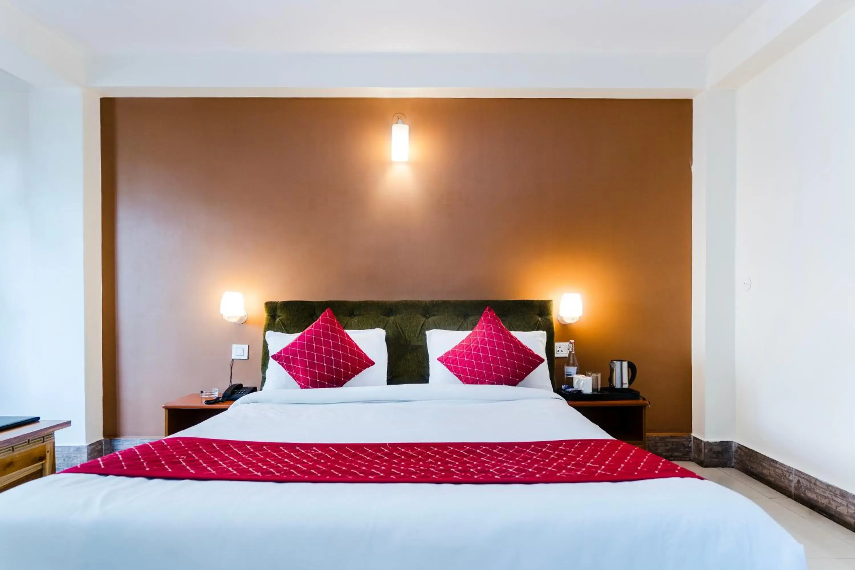 Bed in Sparrow Juniper Tree 2 min walk To Mg Marg Bed in Sparrow Juniper Tree 2 min walk To Mg Marg