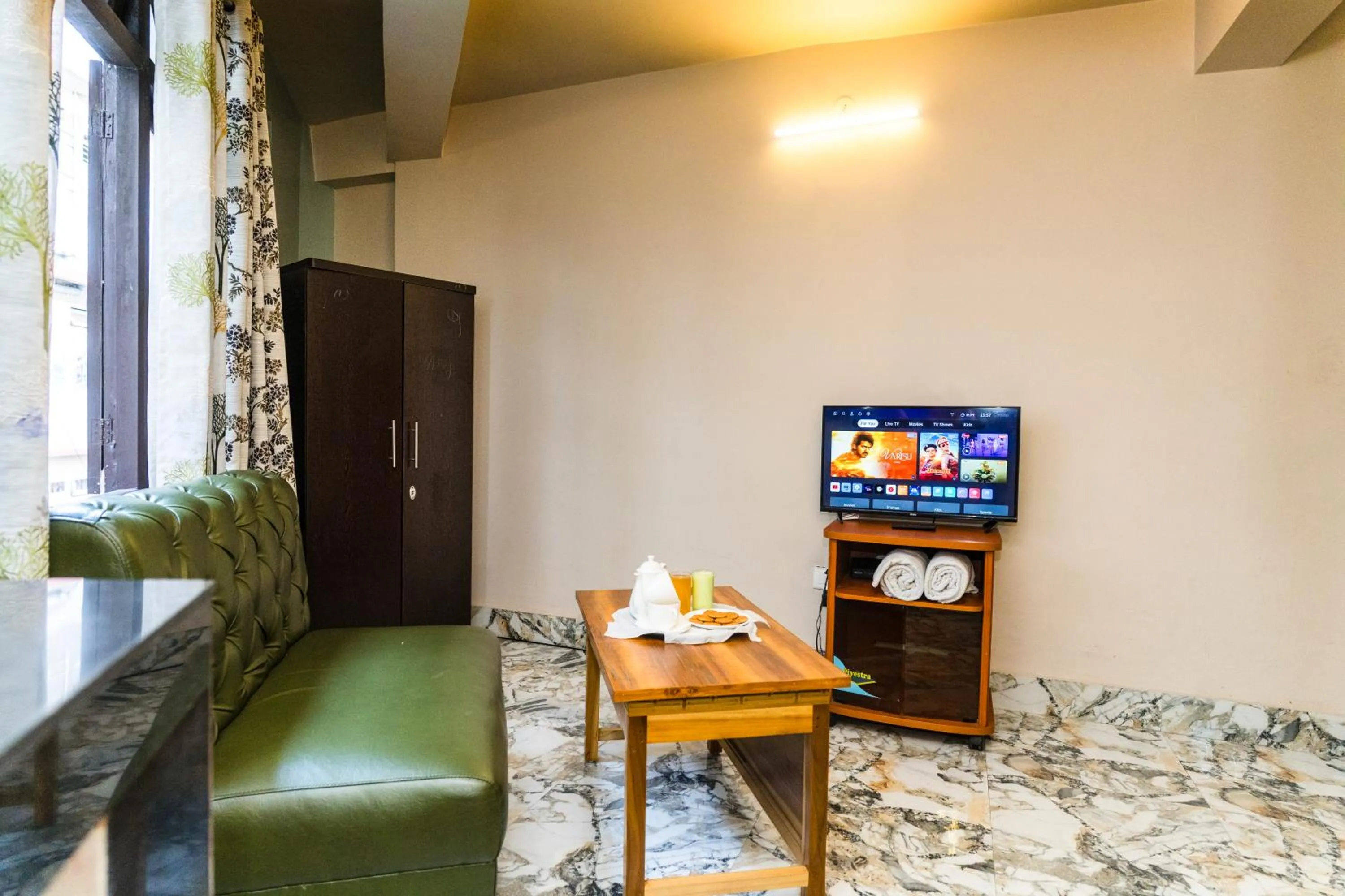 TV and multimedia in Sparrow Juniper Tree 2 min walk To Mg Marg