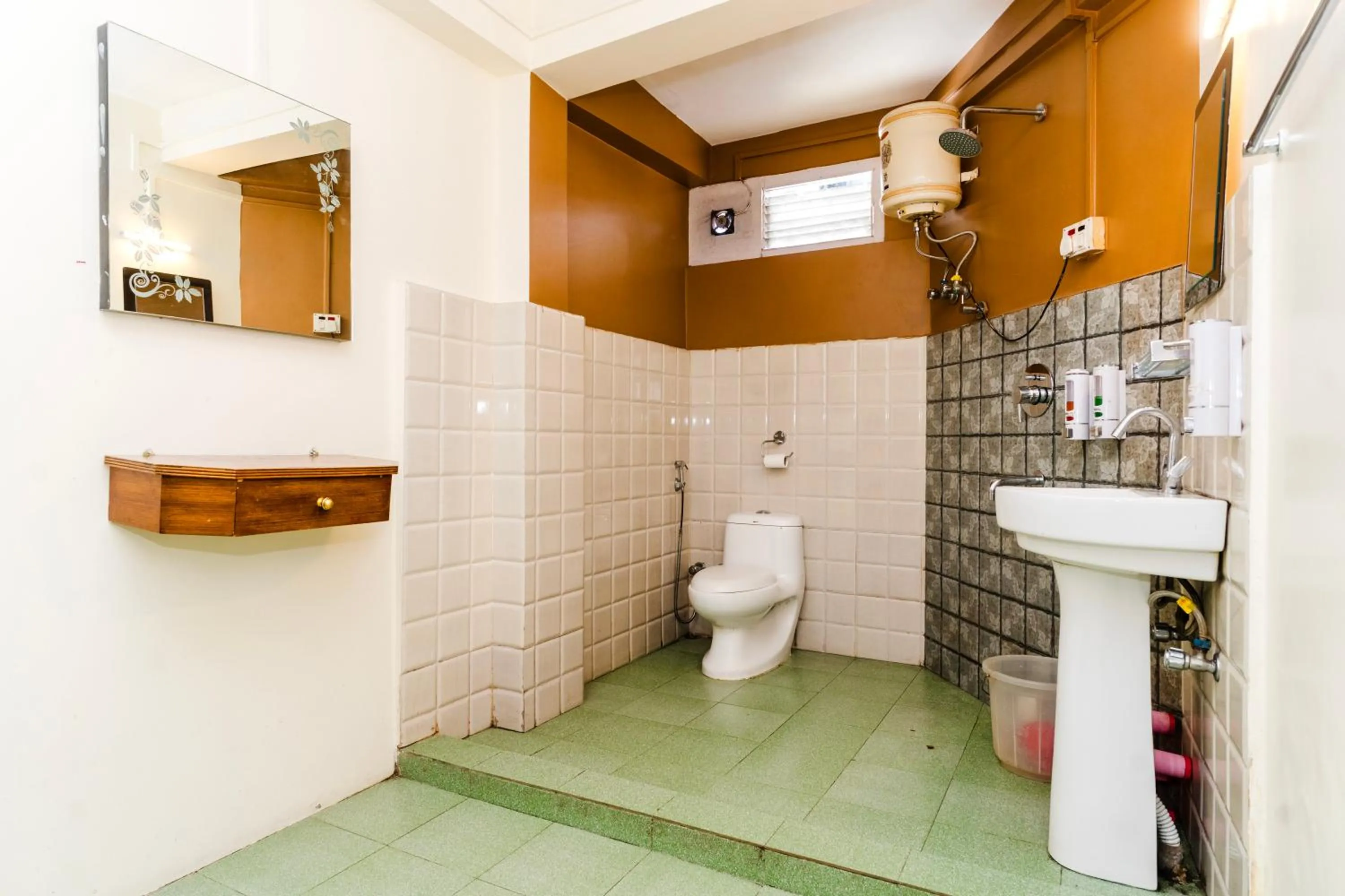 Shower in Sparrow Juniper Tree 2 min walk To Mg Marg