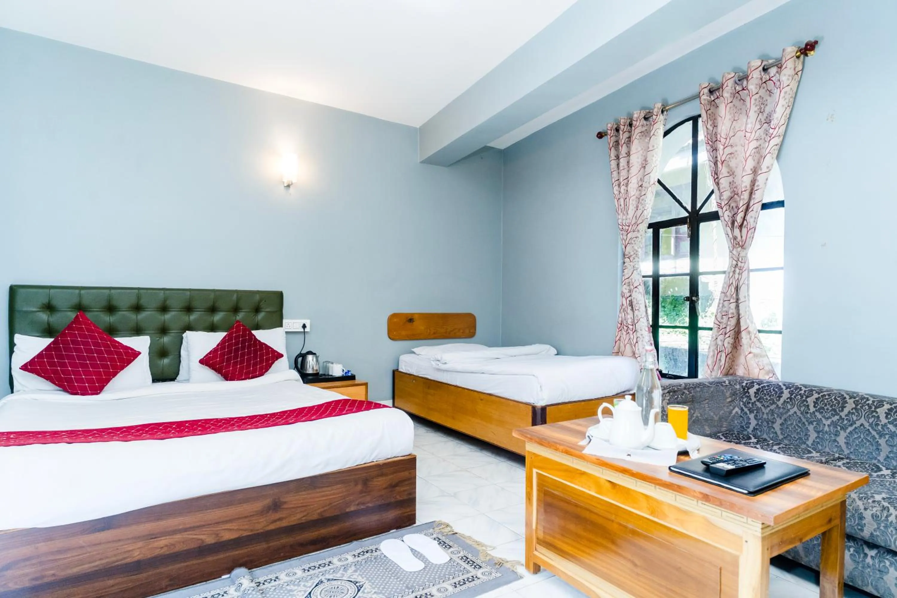 Bed in Sparrow Juniper Tree 2 min walk To Mg Marg