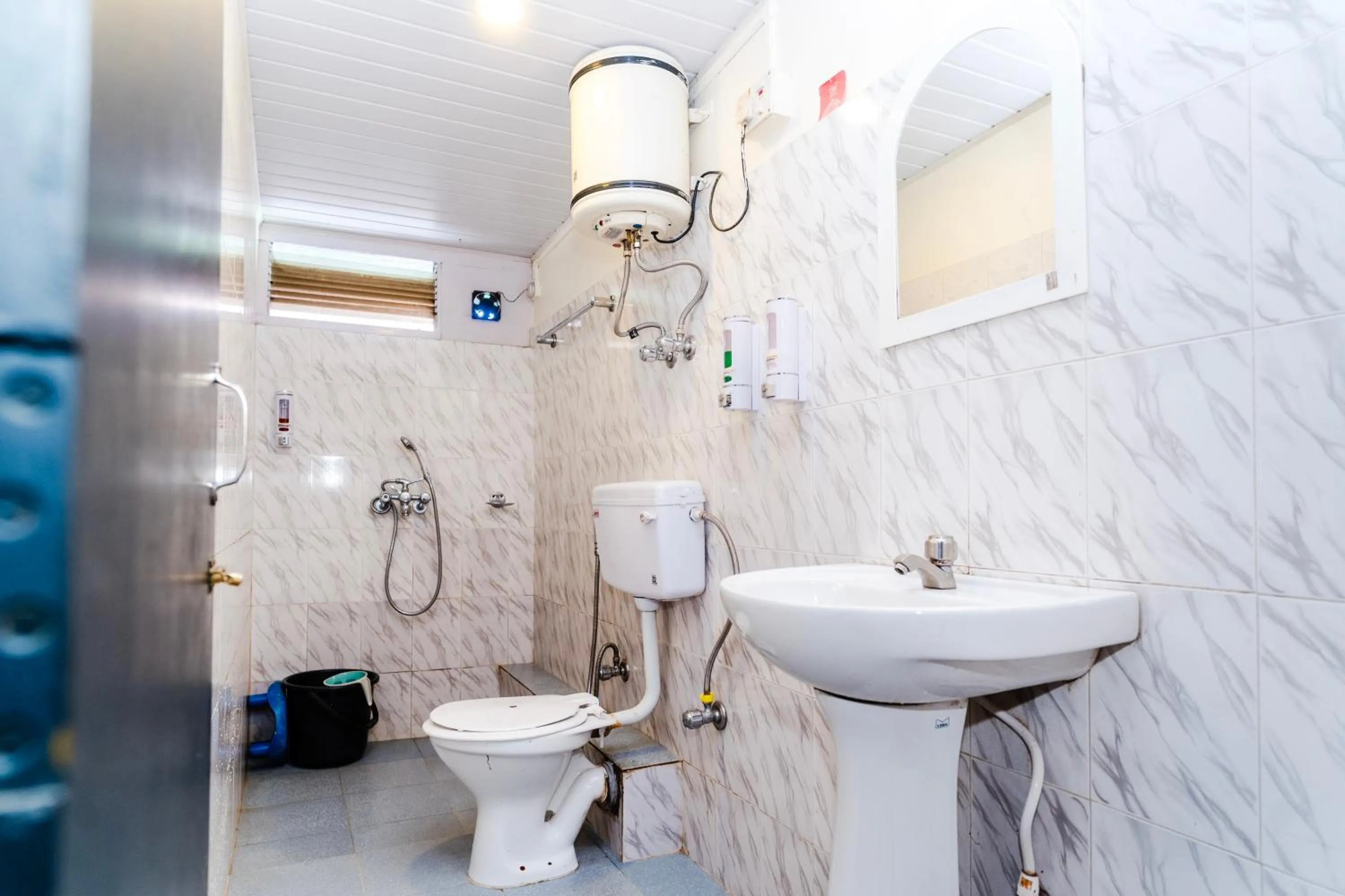 Shower in Sparrow Juniper Tree 2 min walk To Mg Marg