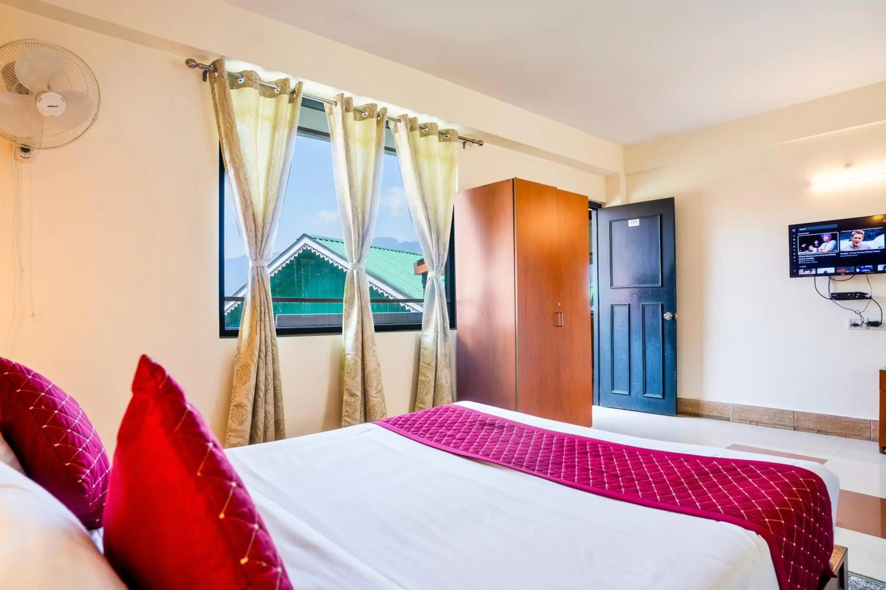 Bed in Sparrow Juniper Tree 2 min walk To Mg Marg Bed in Sparrow Juniper Tree 2 min walk To Mg Marg