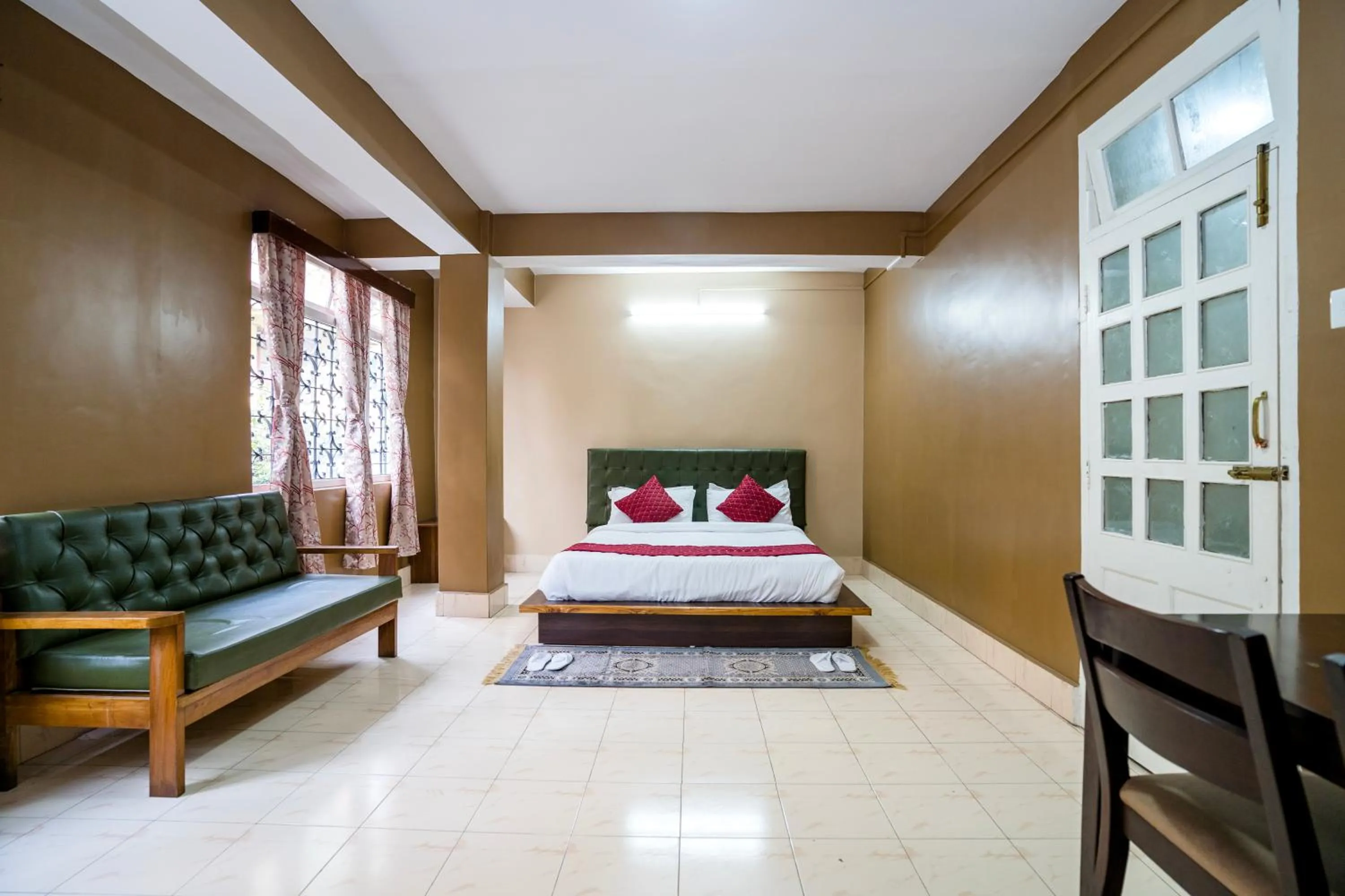 Bed in Sparrow Juniper Tree 2 min walk To Mg Marg