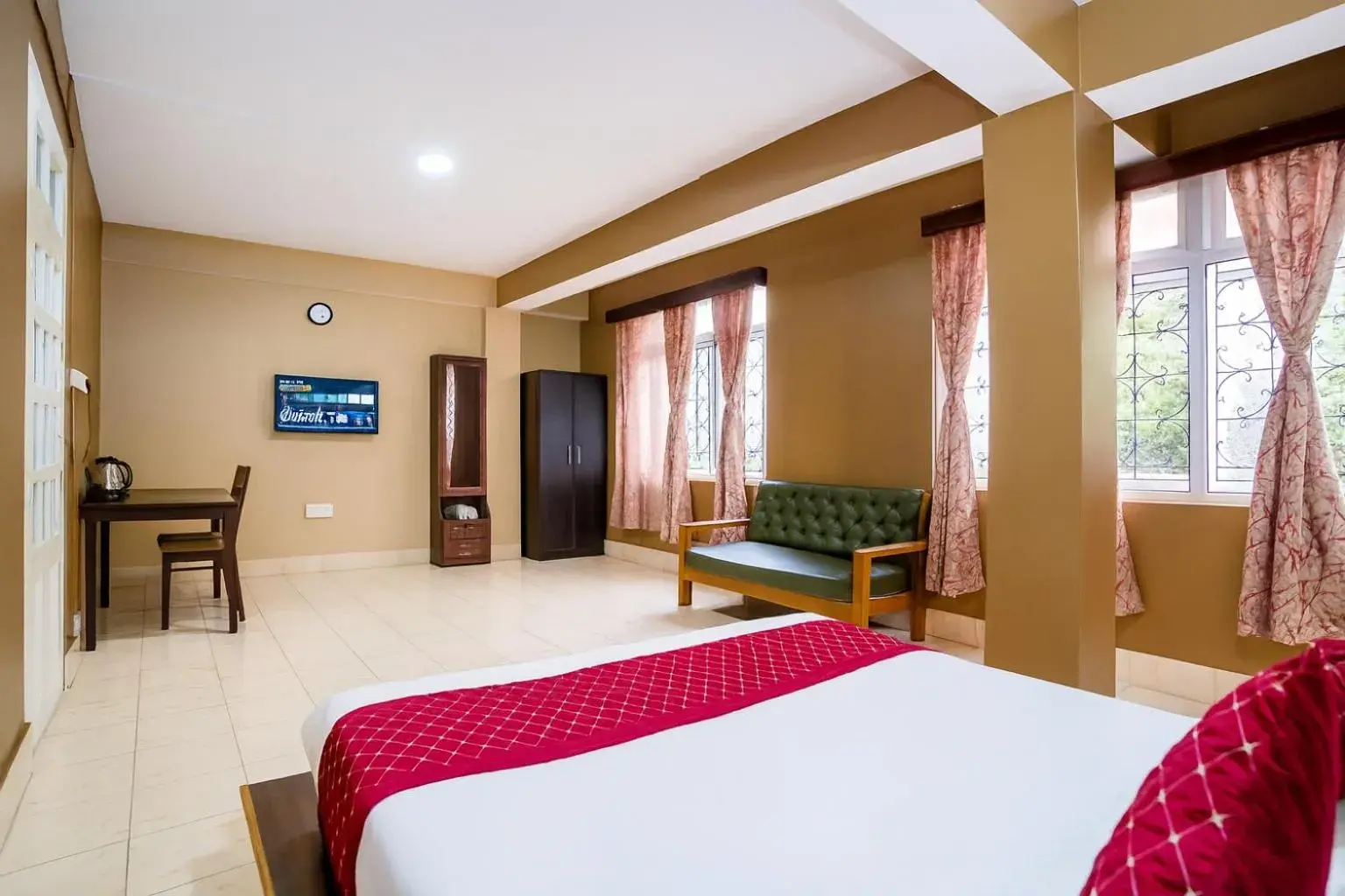 Bed in Sparrow Juniper Tree 2 min walk To Mg Marg Bed in Sparrow Juniper Tree 2 min walk To Mg Marg