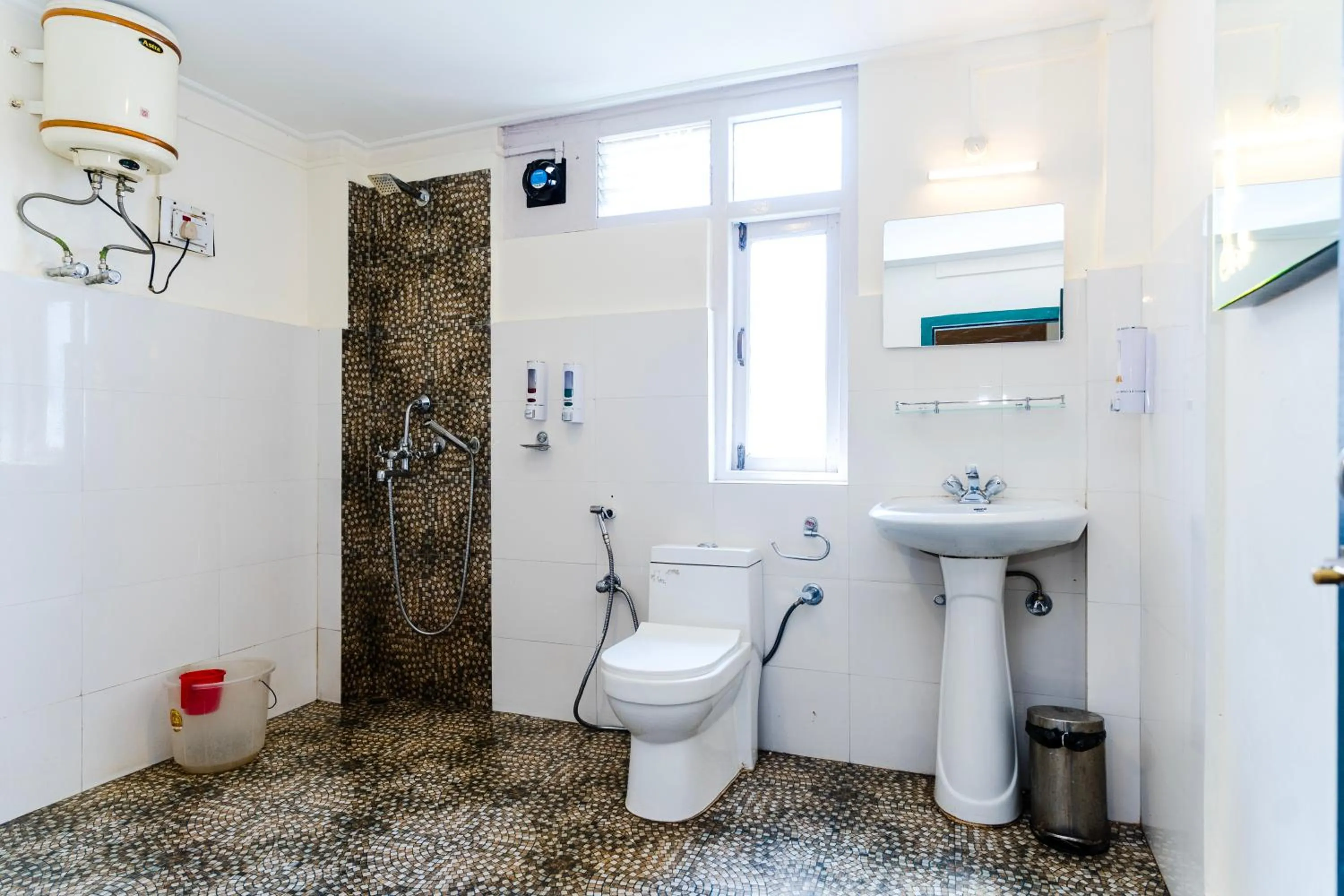 Shower in Sparrow Juniper Tree 2 min walk To Mg Marg