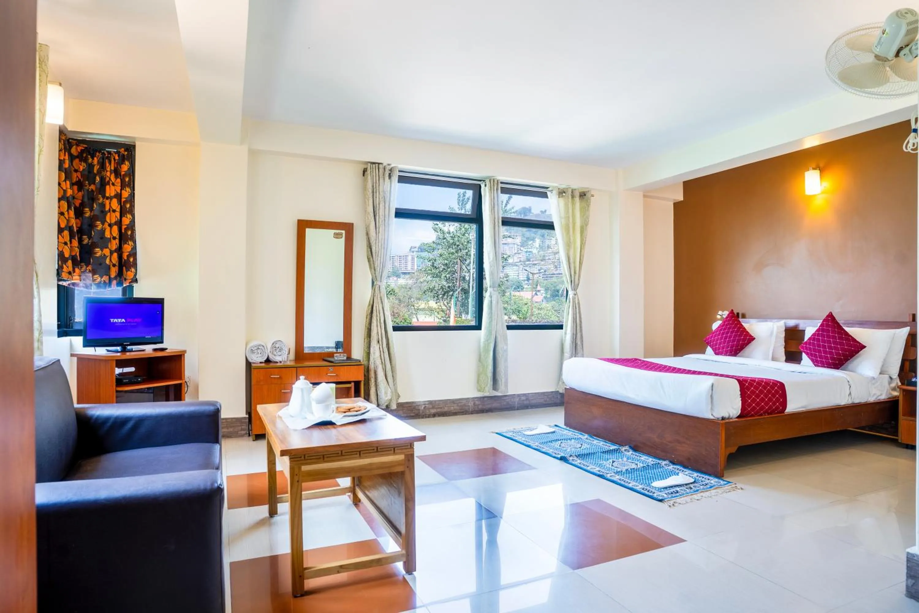 Communal lounge/ TV room, Bed in Sparrow Juniper Tree 2 min walk To Mg Marg