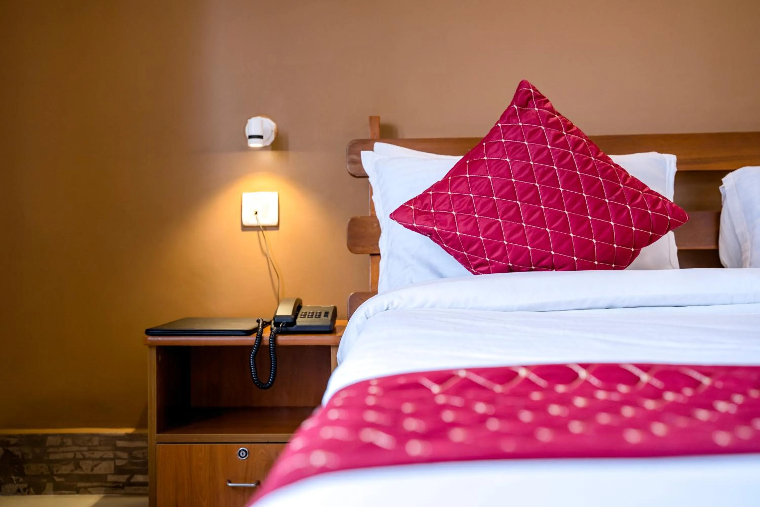 Bed in Sparrow Juniper Tree 2 min walk To Mg Marg