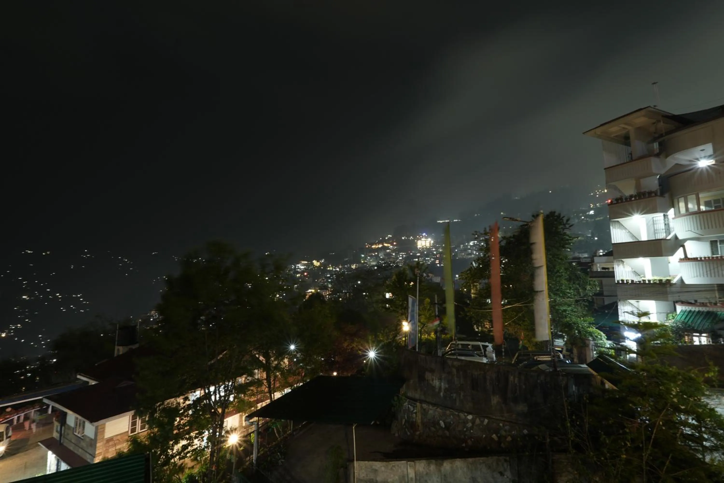 Night in Sparrow Juniper Tree 2 min walk To Mg Marg