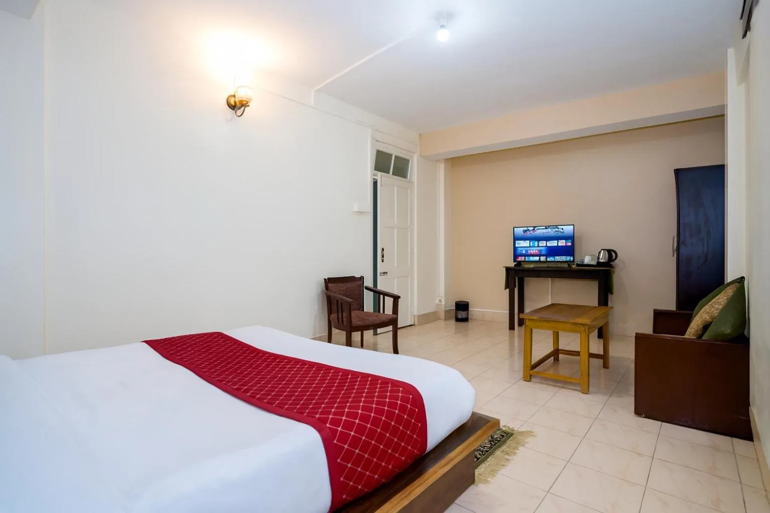 Bed in Sparrow Juniper Tree 2 min walk To Mg Marg