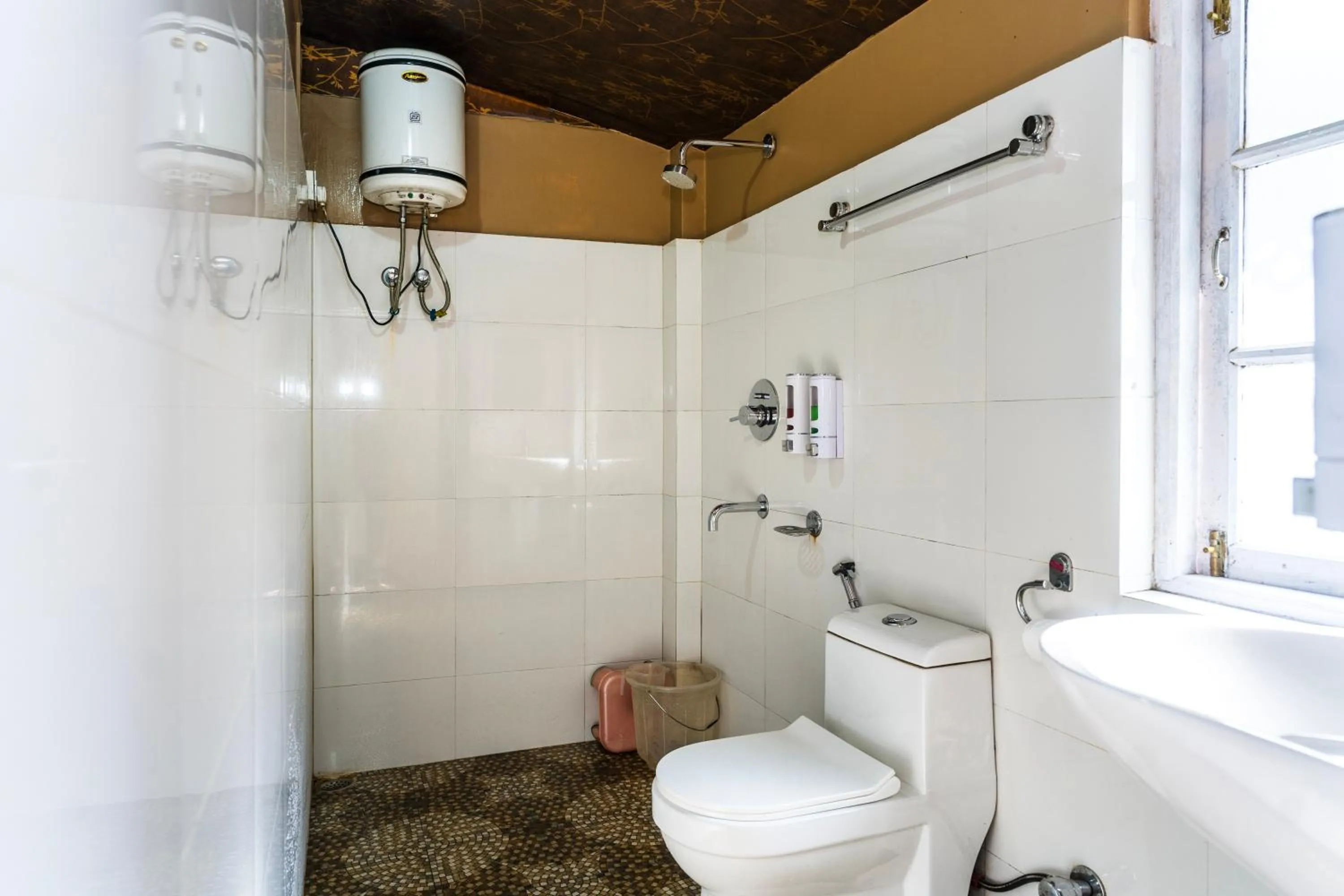 Shower in Sparrow Juniper Tree 2 min walk To Mg Marg