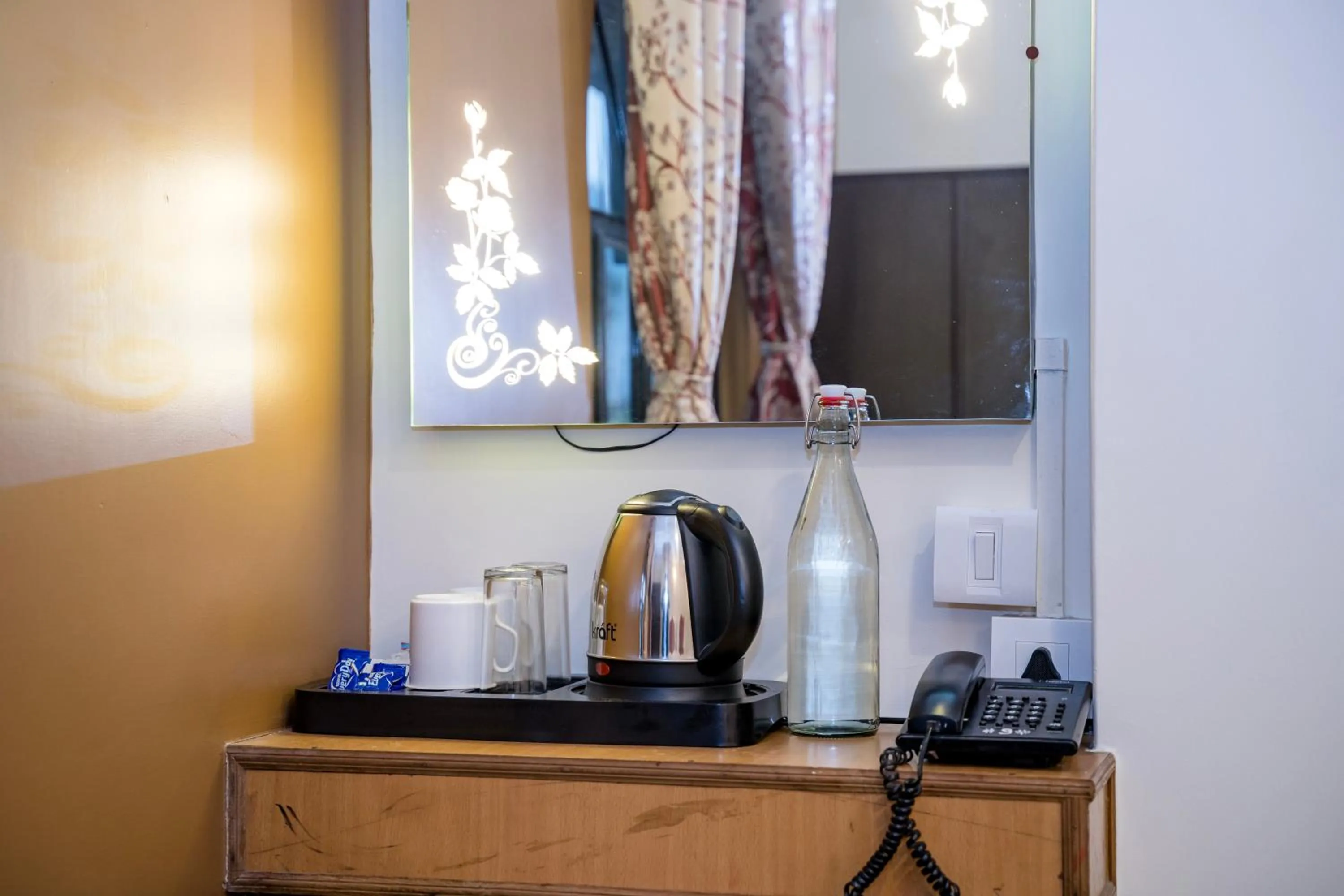 Coffee/tea facilities in Sparrow Juniper Tree 2 min walk To Mg Marg