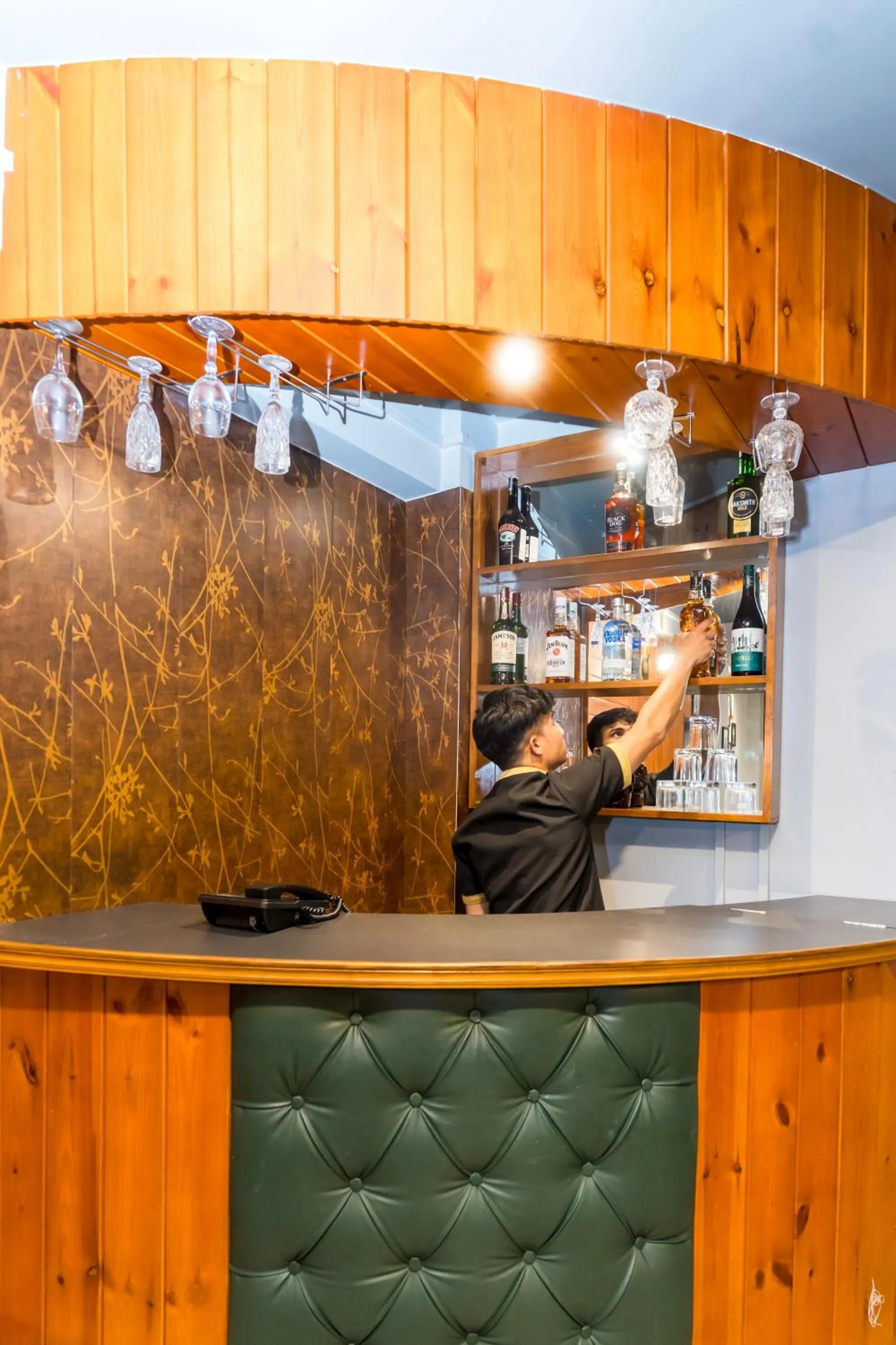 Lounge or bar in Sparrow Juniper Tree 2 min walk To Mg Marg