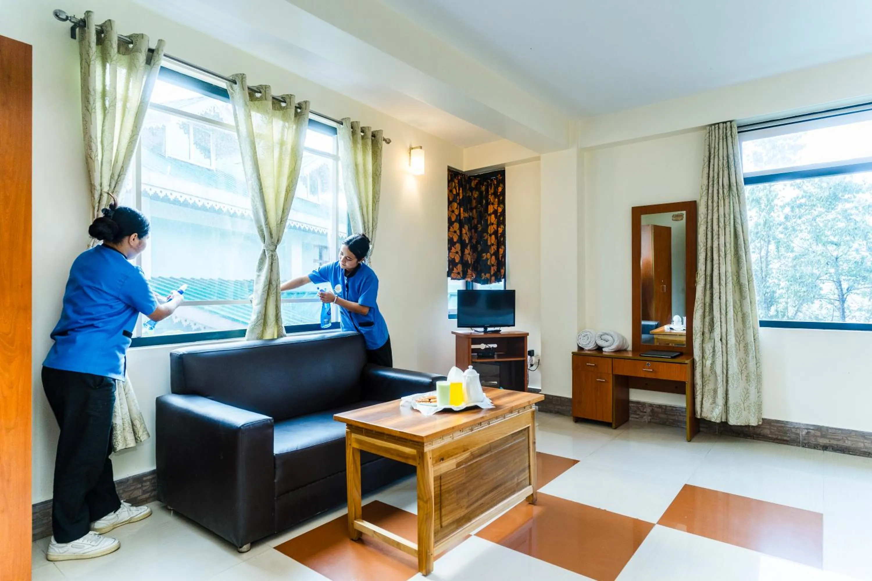 Communal lounge/ TV room in Sparrow Juniper Tree 2 min walk To Mg Marg