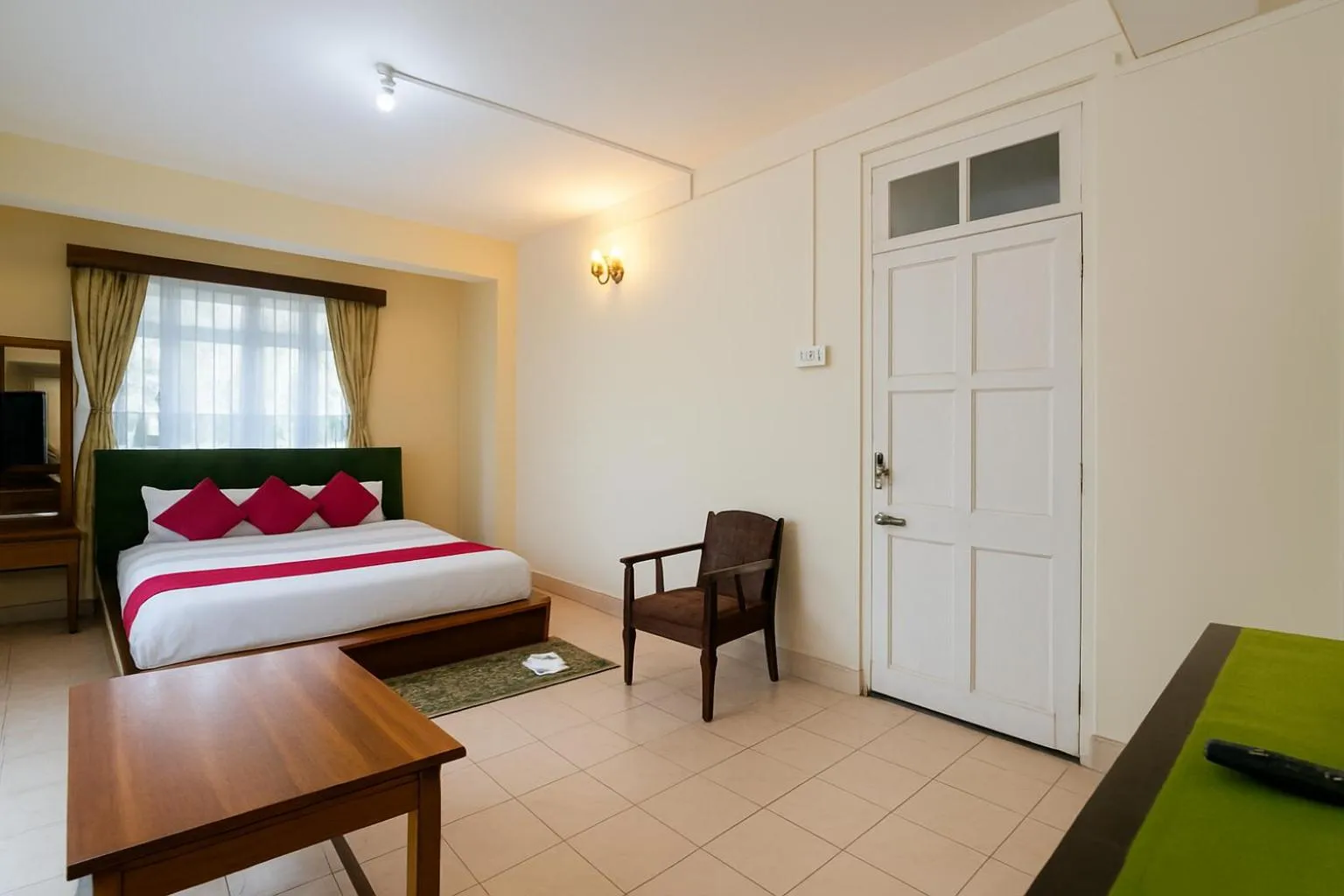 Bed in Sparrow Juniper Tree 2 min walk To Mg Marg