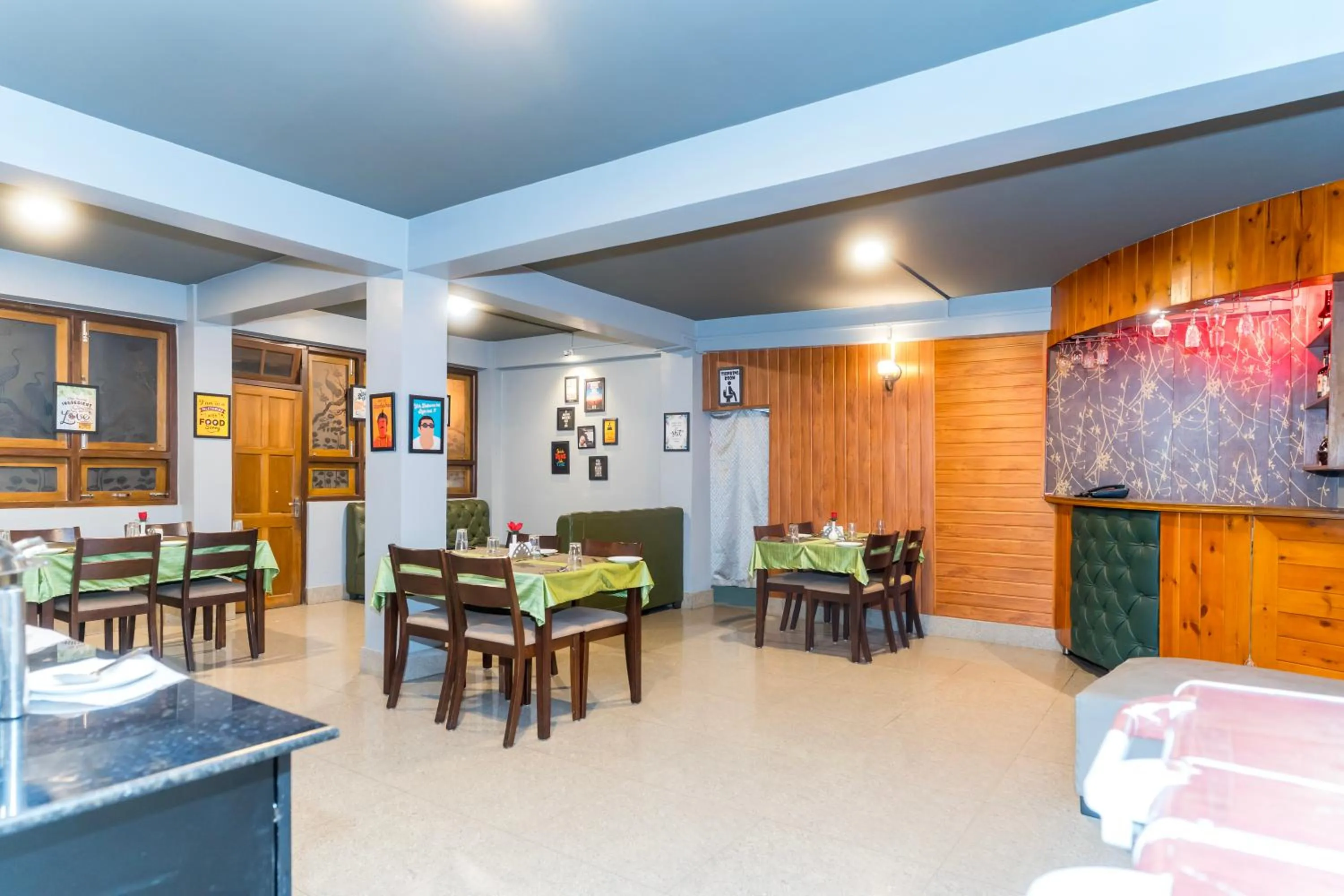 Seating area in Sparrow Juniper Tree 2 min walk To Mg Marg