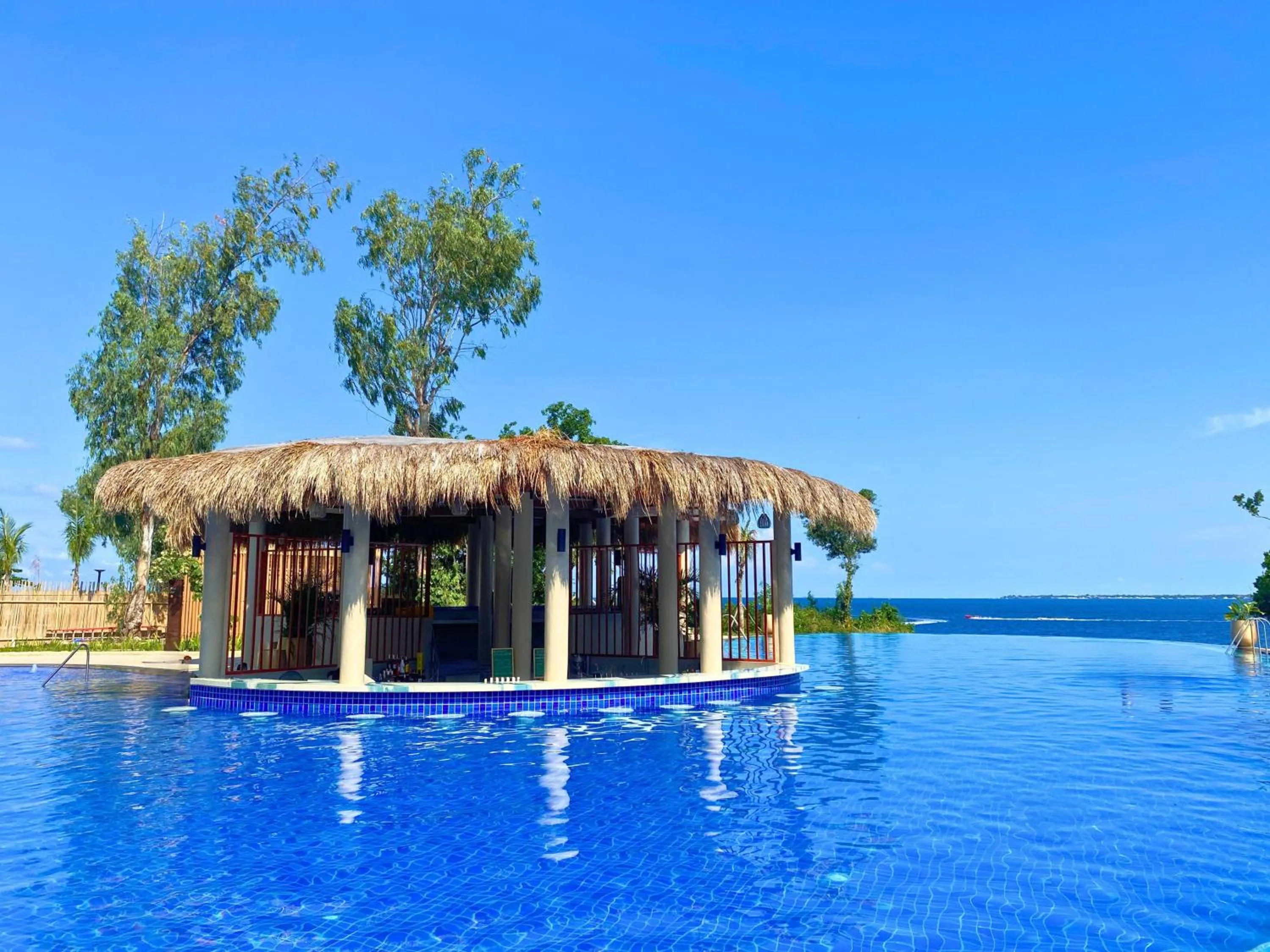 Pool view in Mercure Mactan Cebu